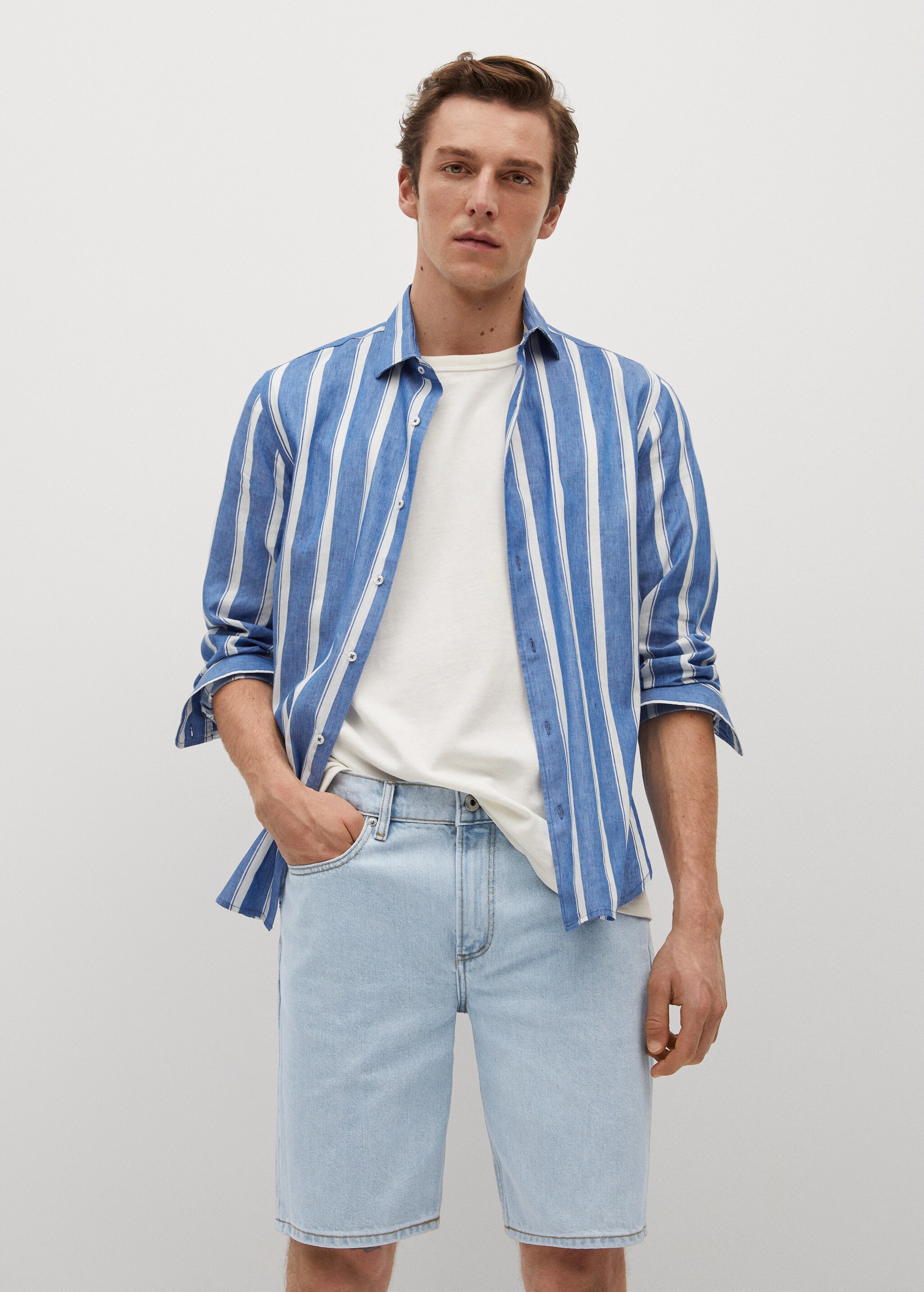 Bermudas denim relaxed lavado claro - Plano medio