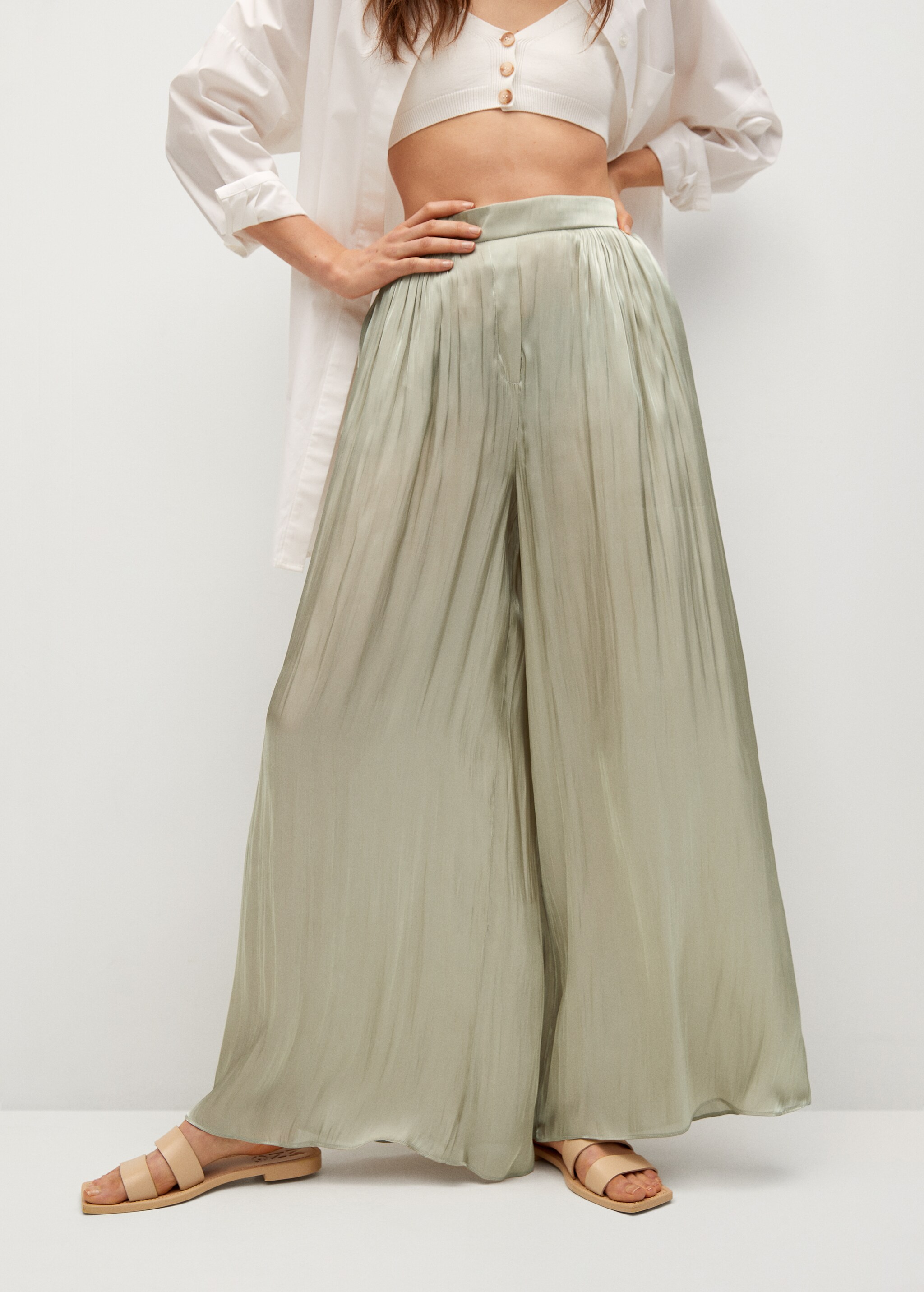 Pantalón palazzo satinado - Plano medio