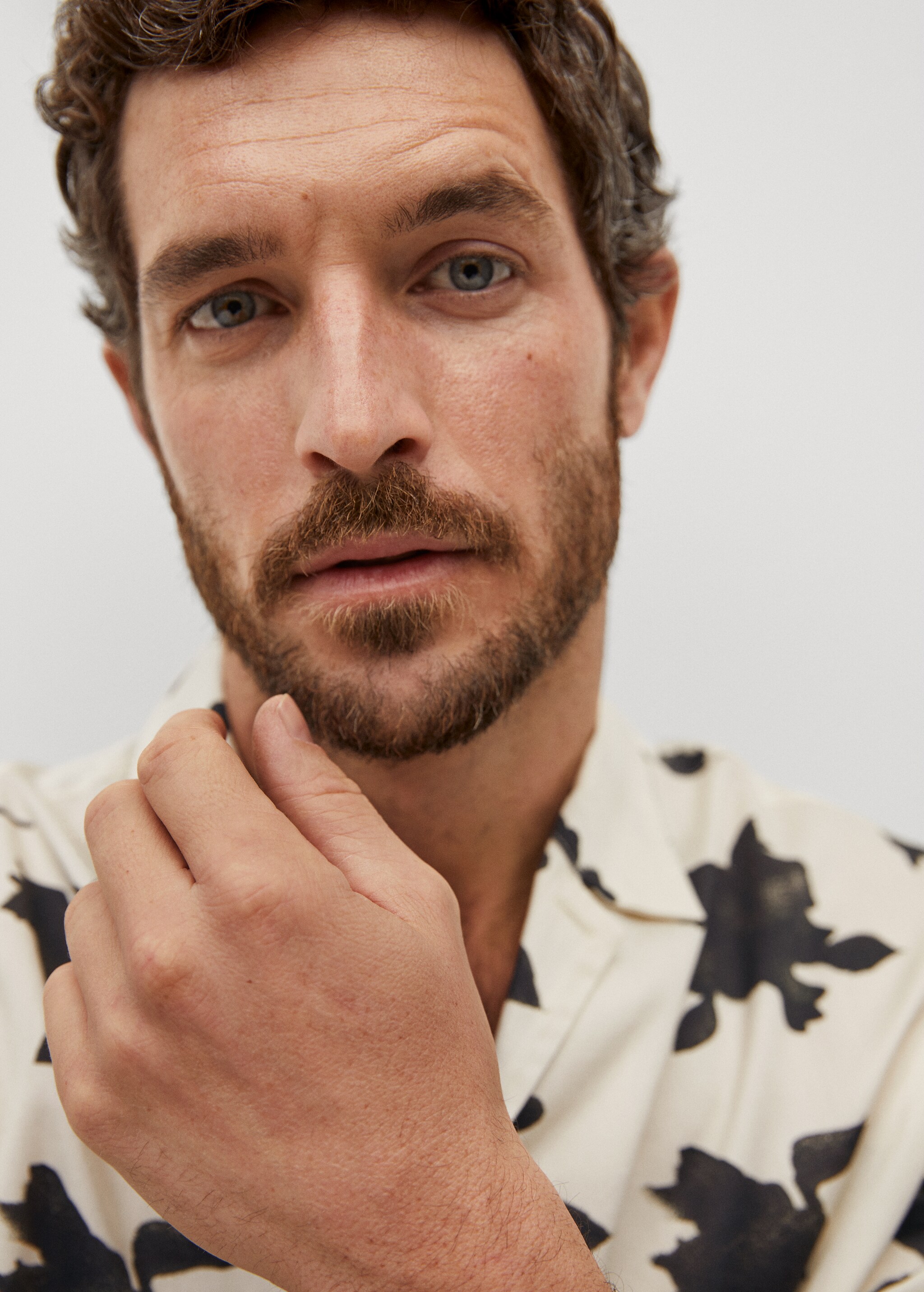 Camisa regular fit estampado floral - Detalle del artículo 1