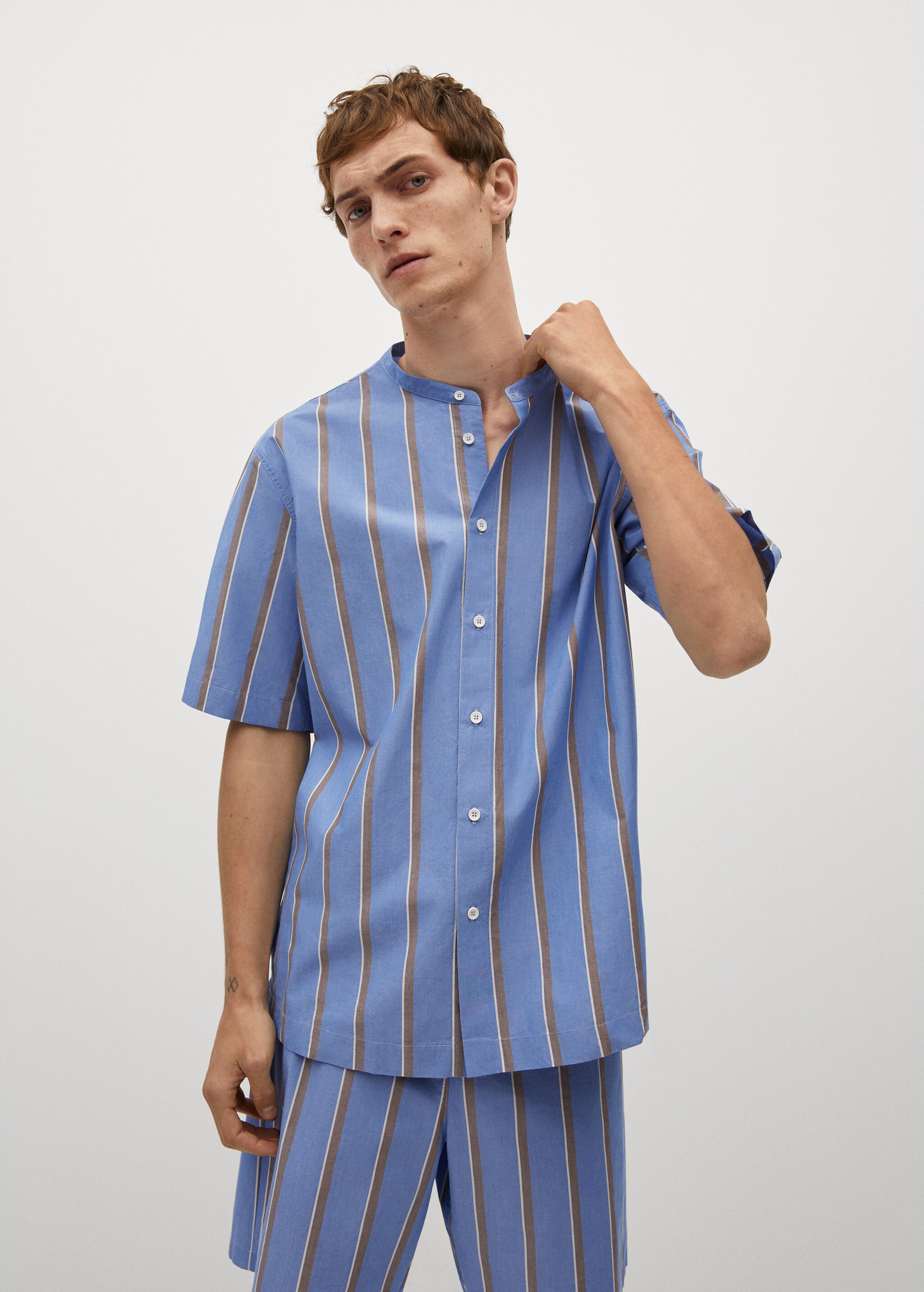 Camisa pijama rayas - Plano medio