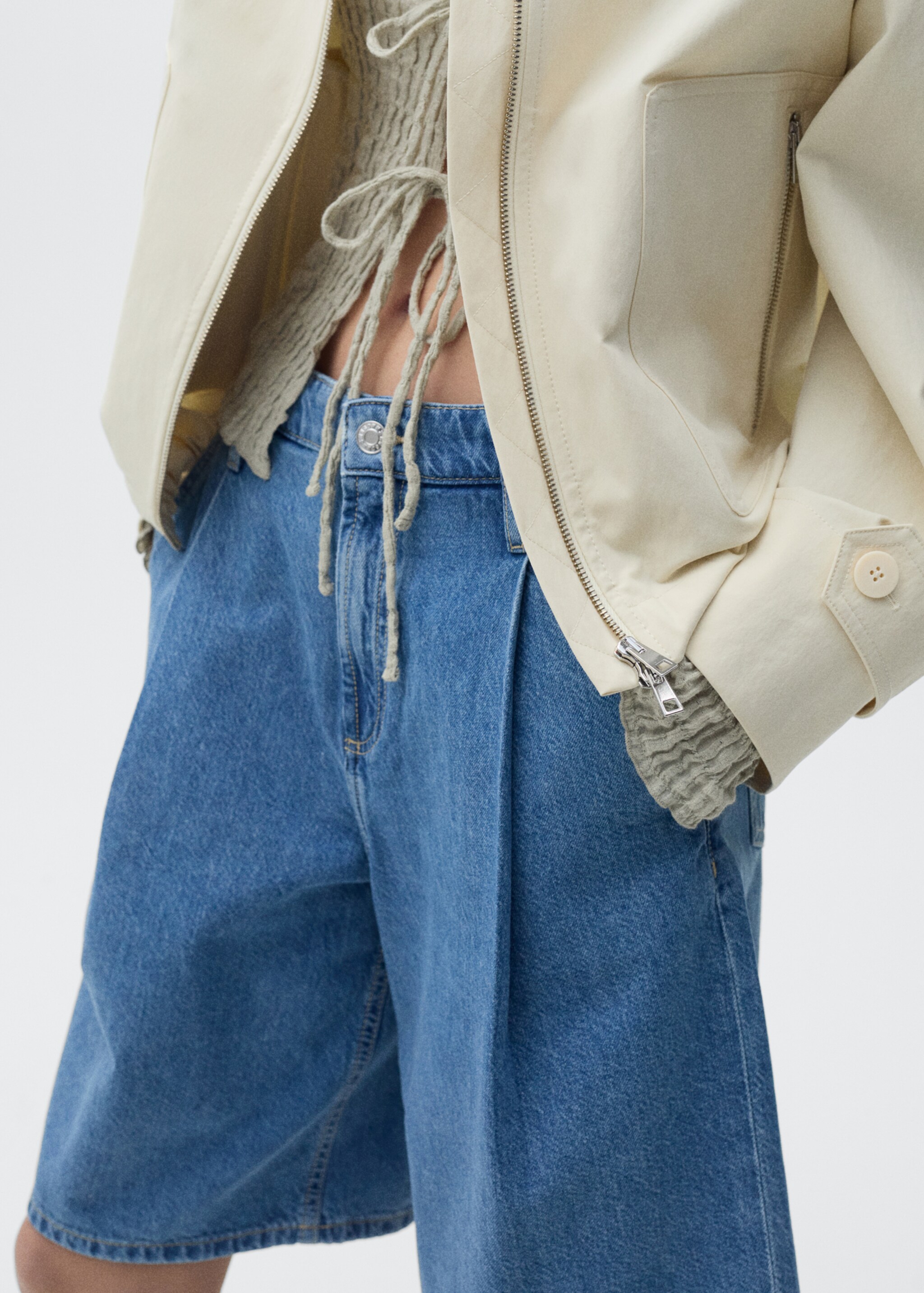 Pleated denim bermuda jorts - Details of the article 6, Medium Blue. Ref: 87047176-00.