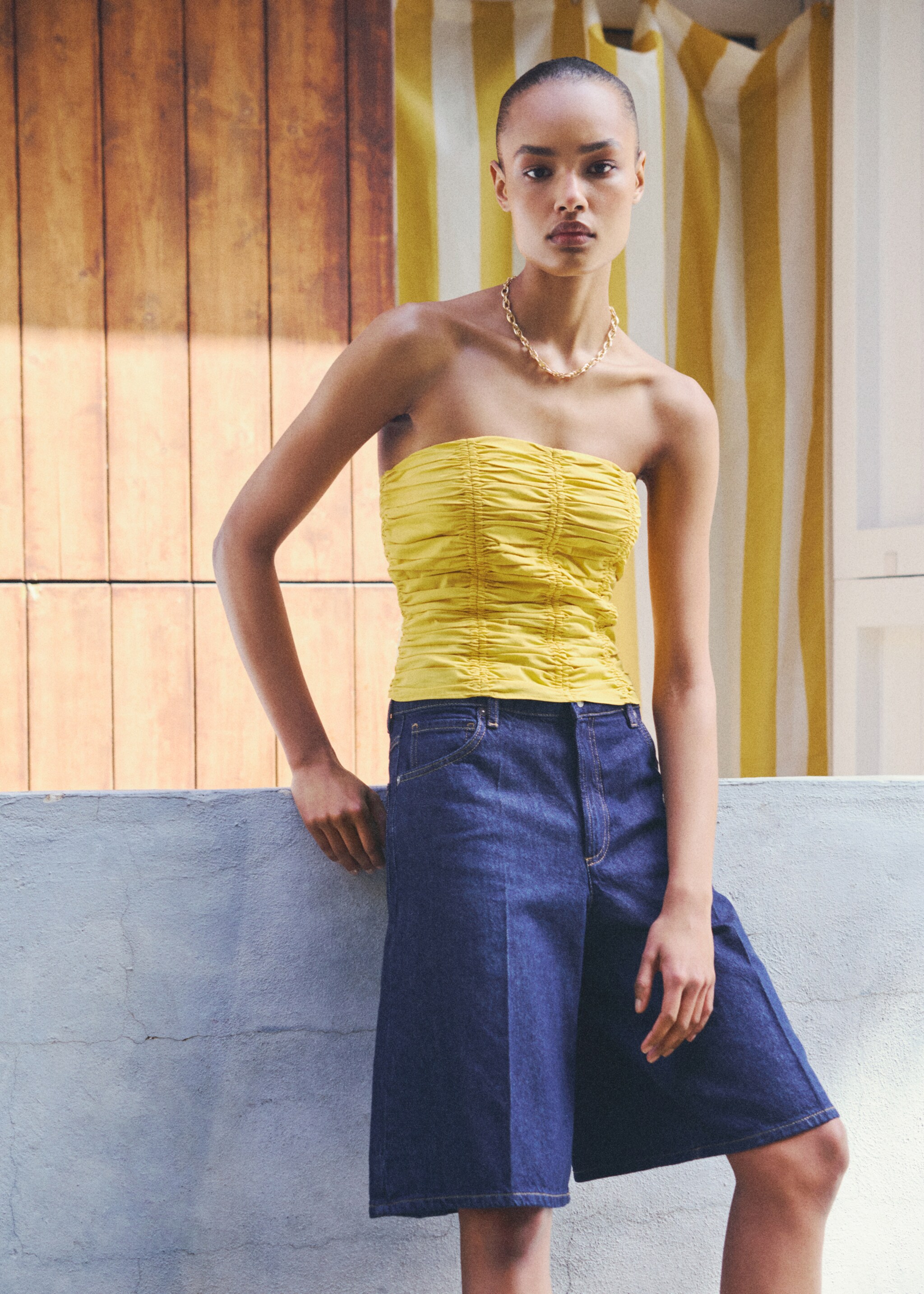 High-waisted denim bermuda jorts - Details of the article 6, Open Blue. Ref: 87047177-00.