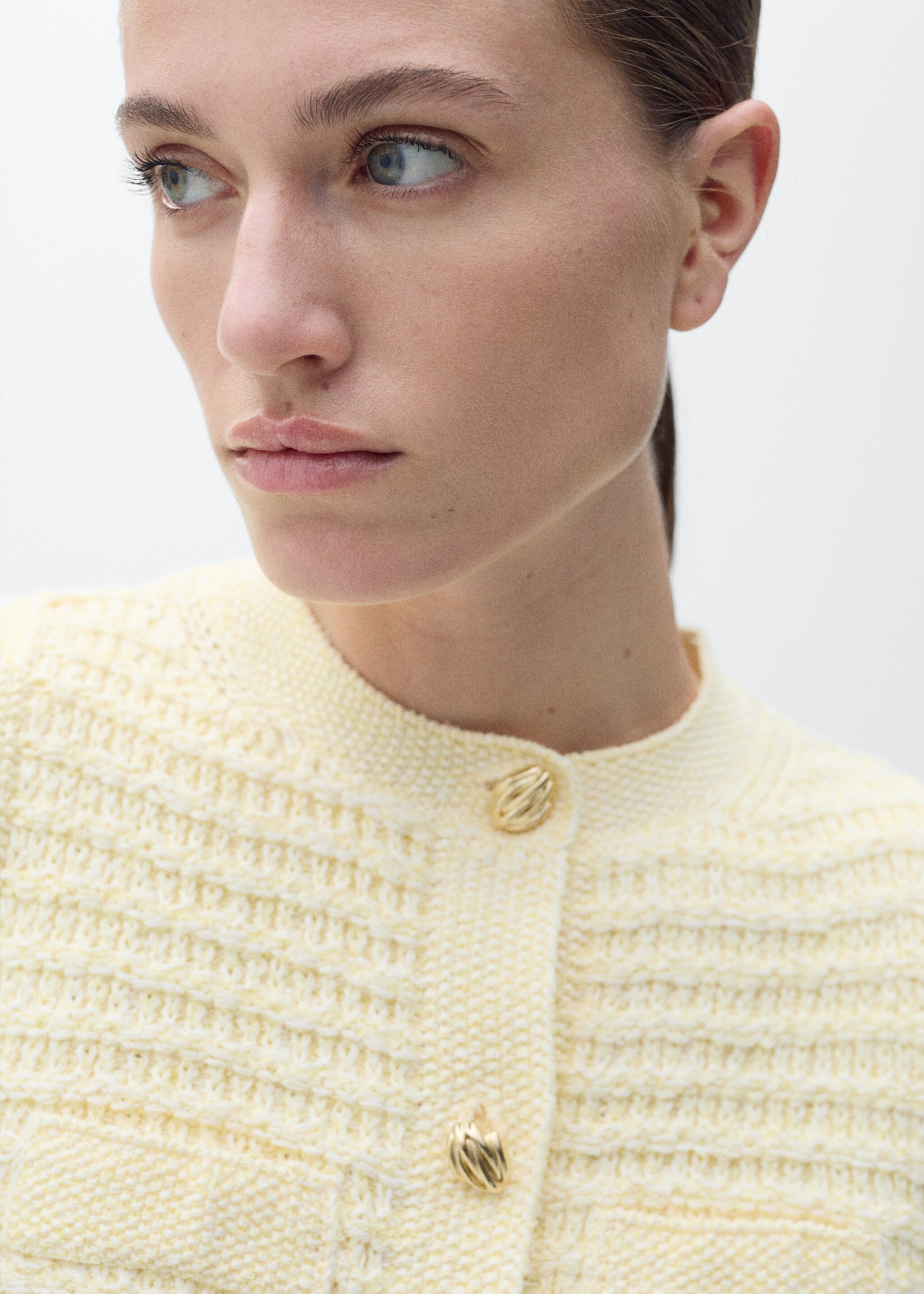 Strickcardigan mit Schmuckknöpfen - Detail des Artikels 1, Pastellgelb. Ref: 87047191-00.