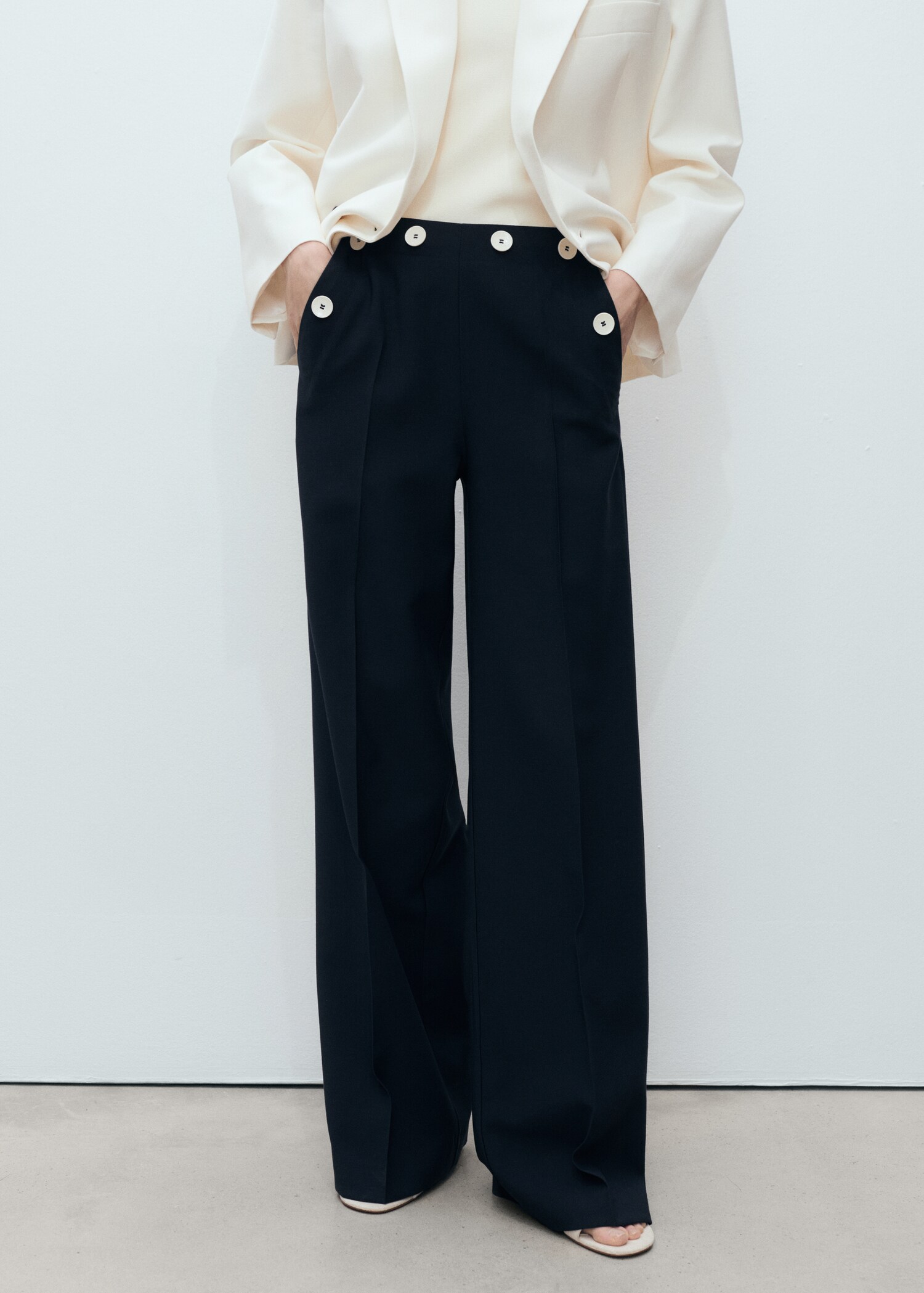 Straight-fit trousers with contrasting buttons - Medium plane