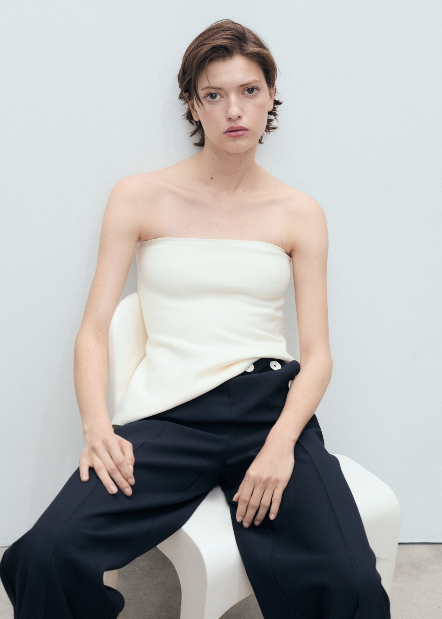 Straight-fit trousers with contrasting buttons - Details of the article 1