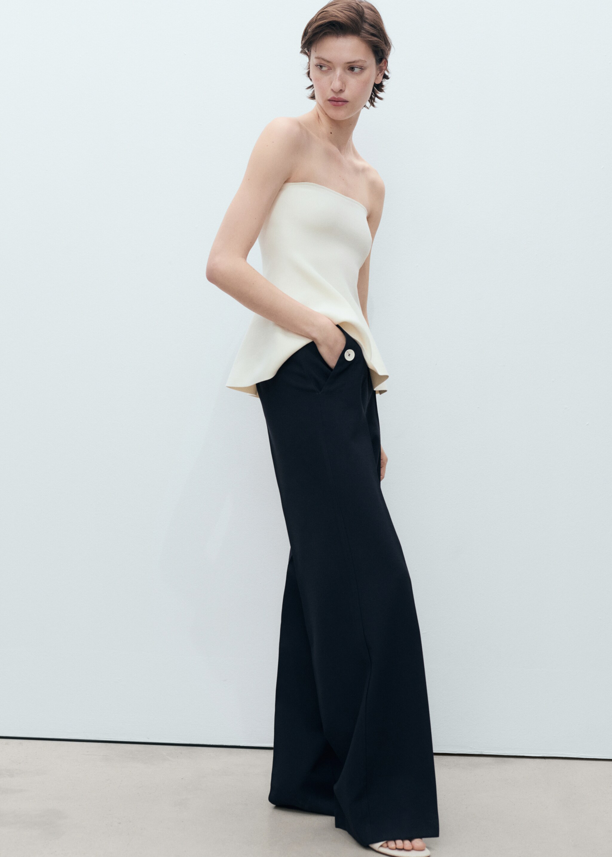 Straight-fit trousers with contrasting buttons - Details of the article 2, Navy. Ref: 87047196-00.