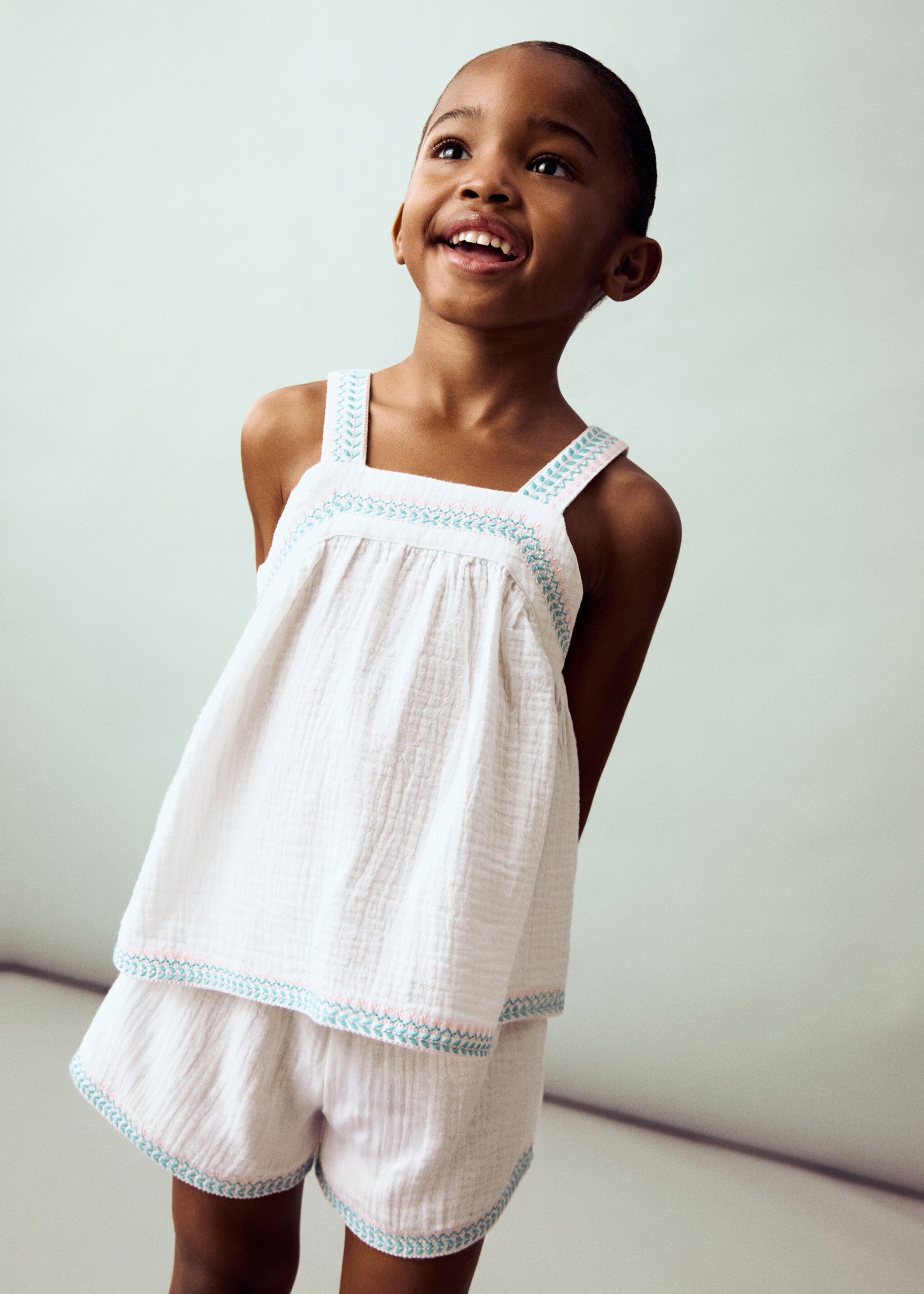 Bestickte Bluse aus Crinkle-Baumwoll-Gaze - Mittlere Ansicht, Weiß. Ref: 87047698-00.