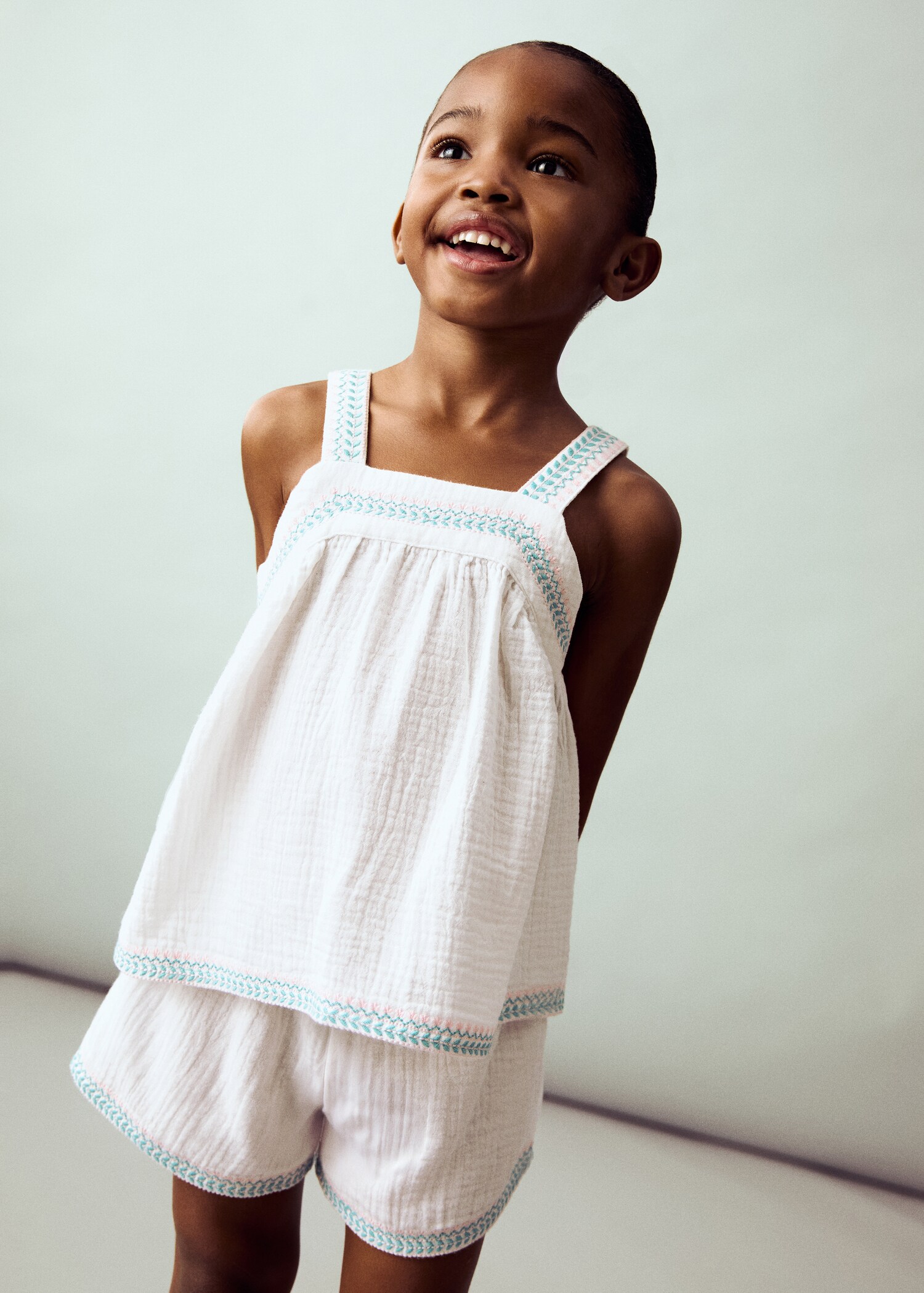 Bestickte Bluse aus Crinkle-Baumwoll-Gaze - Mittlere Ansicht