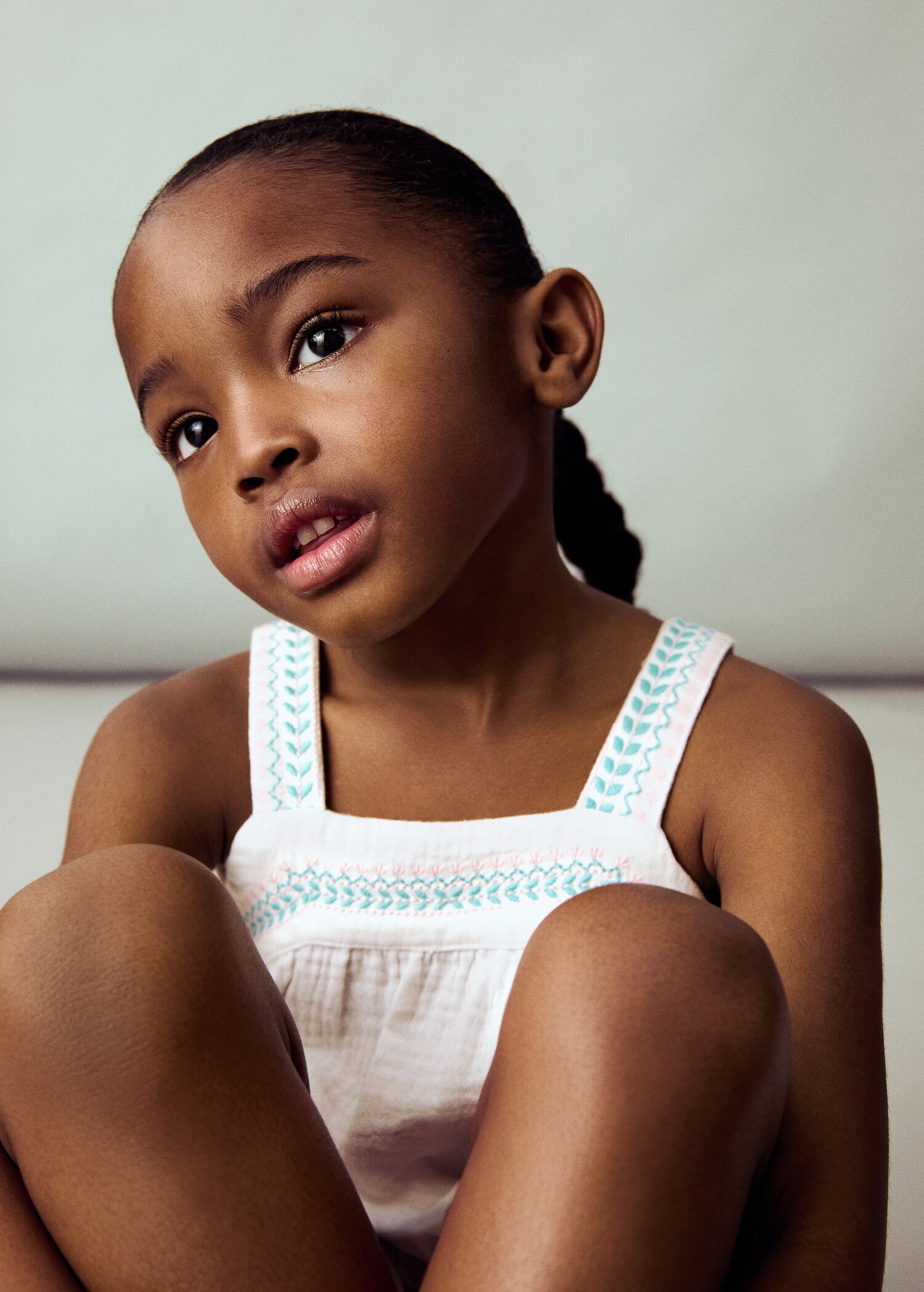 Bestickte Bluse aus Crinkle-Baumwoll-Gaze - Detail des Artikels 1