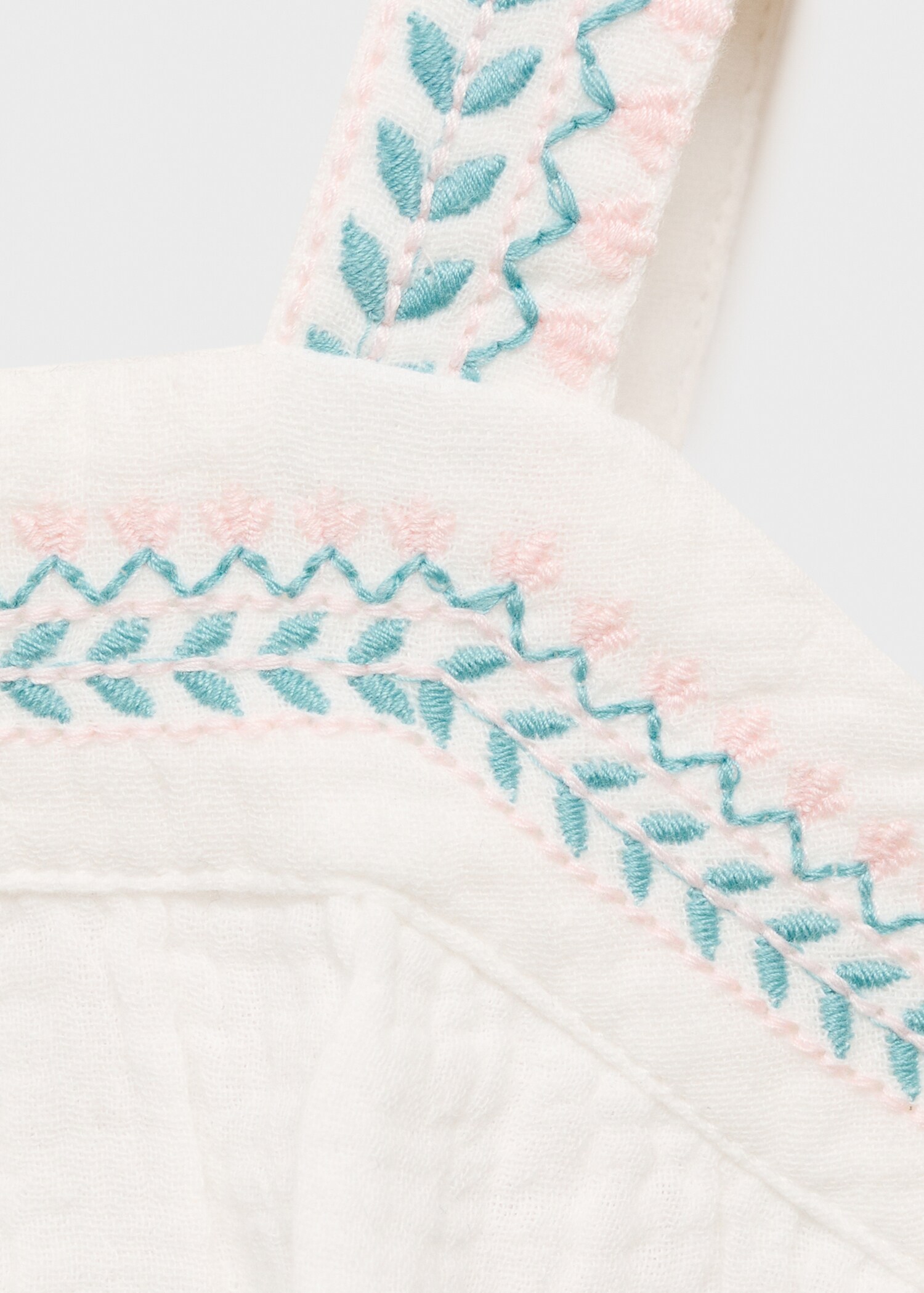 Bestickte Bluse aus Crinkle-Baumwoll-Gaze - Detail des Artikels 8