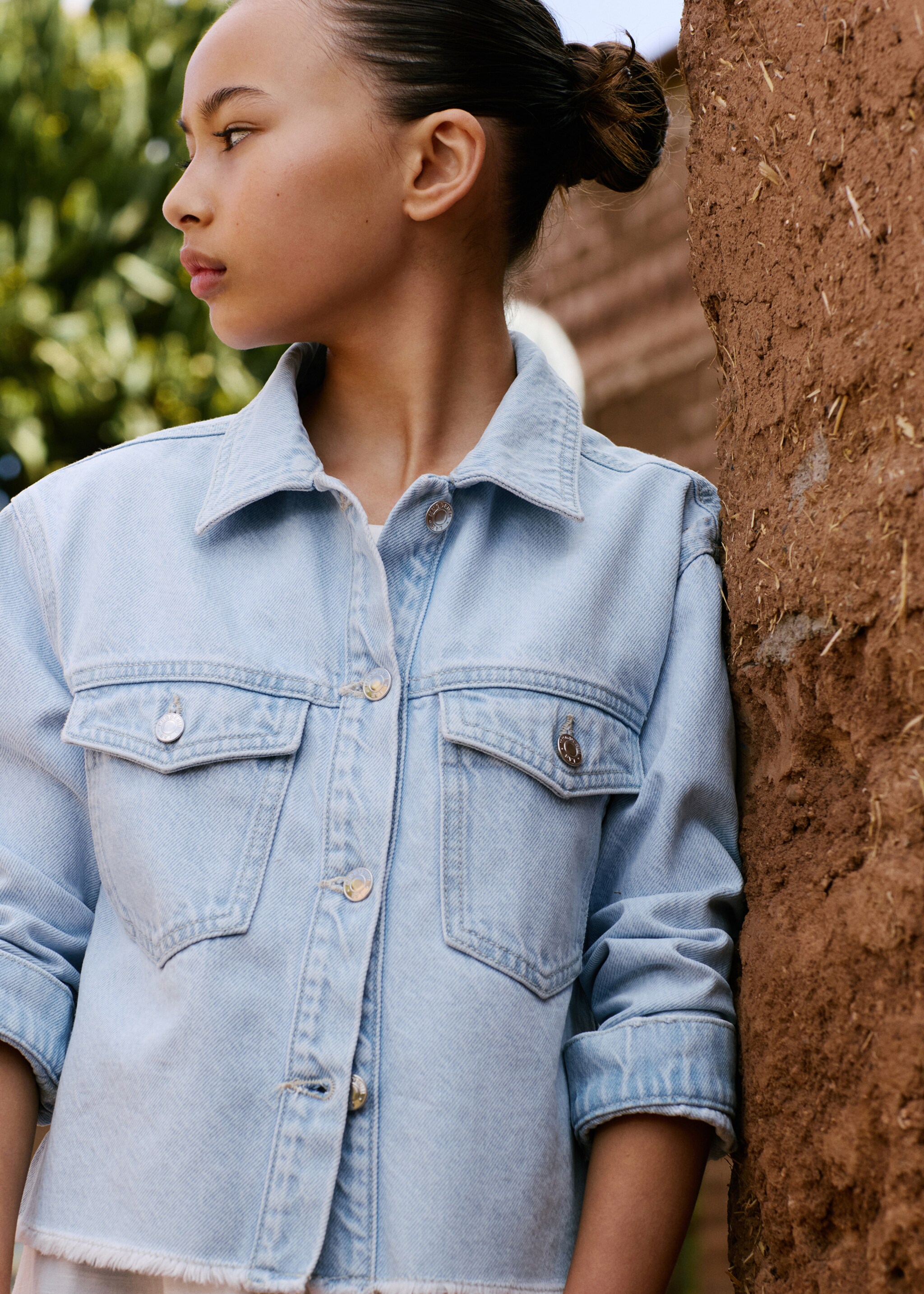 Denim jacket with frayed hem - Details of the article 5, Light Blue. Ref: 87047701-00.