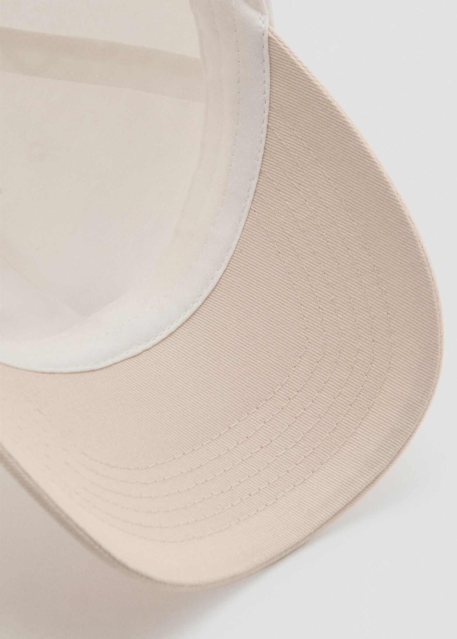 Cap mit Kontrastdetail - Detail des Artikels 1