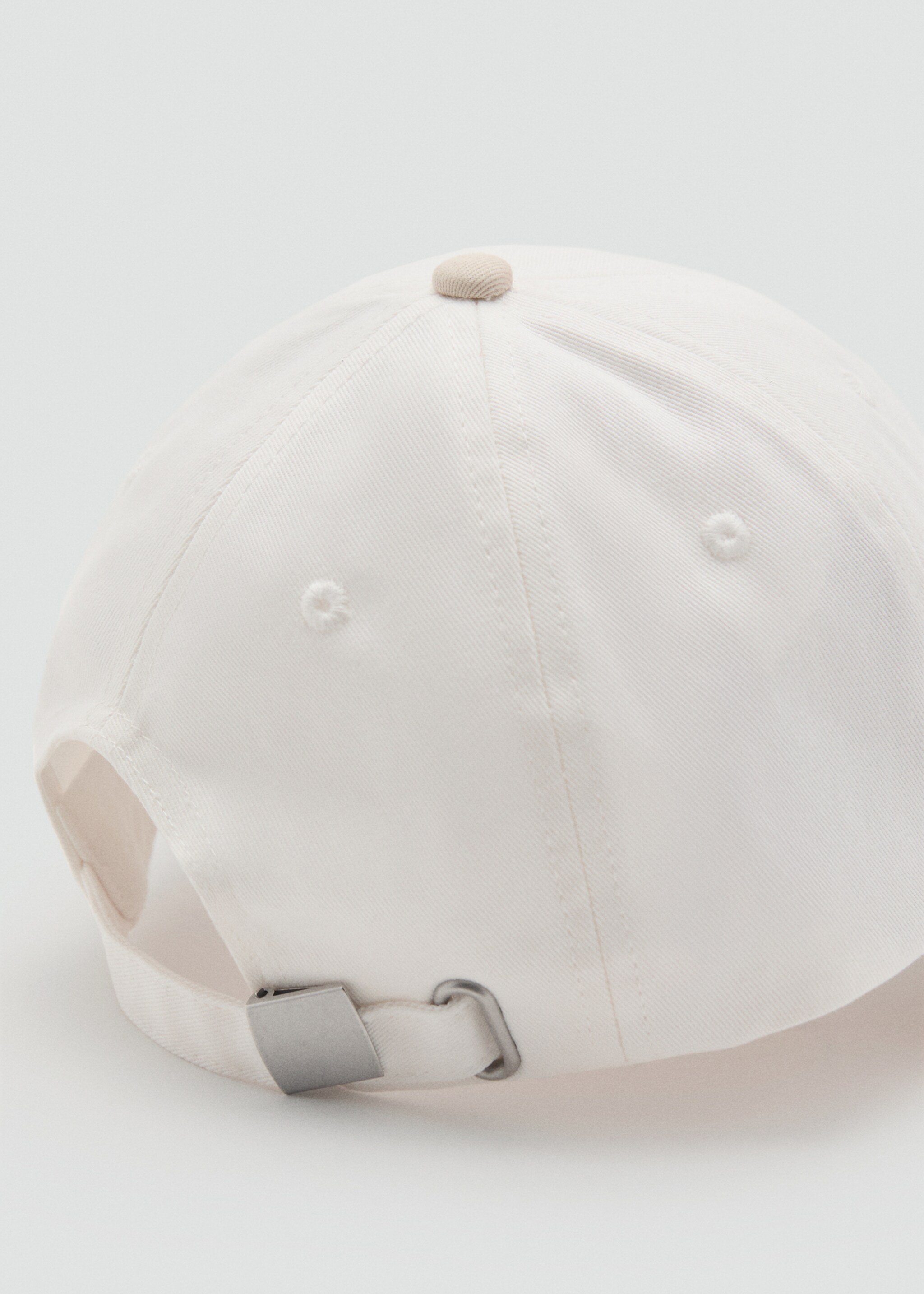 Contrast visor cap - Details of the article 2, Ecru. Ref: 87047707-00.