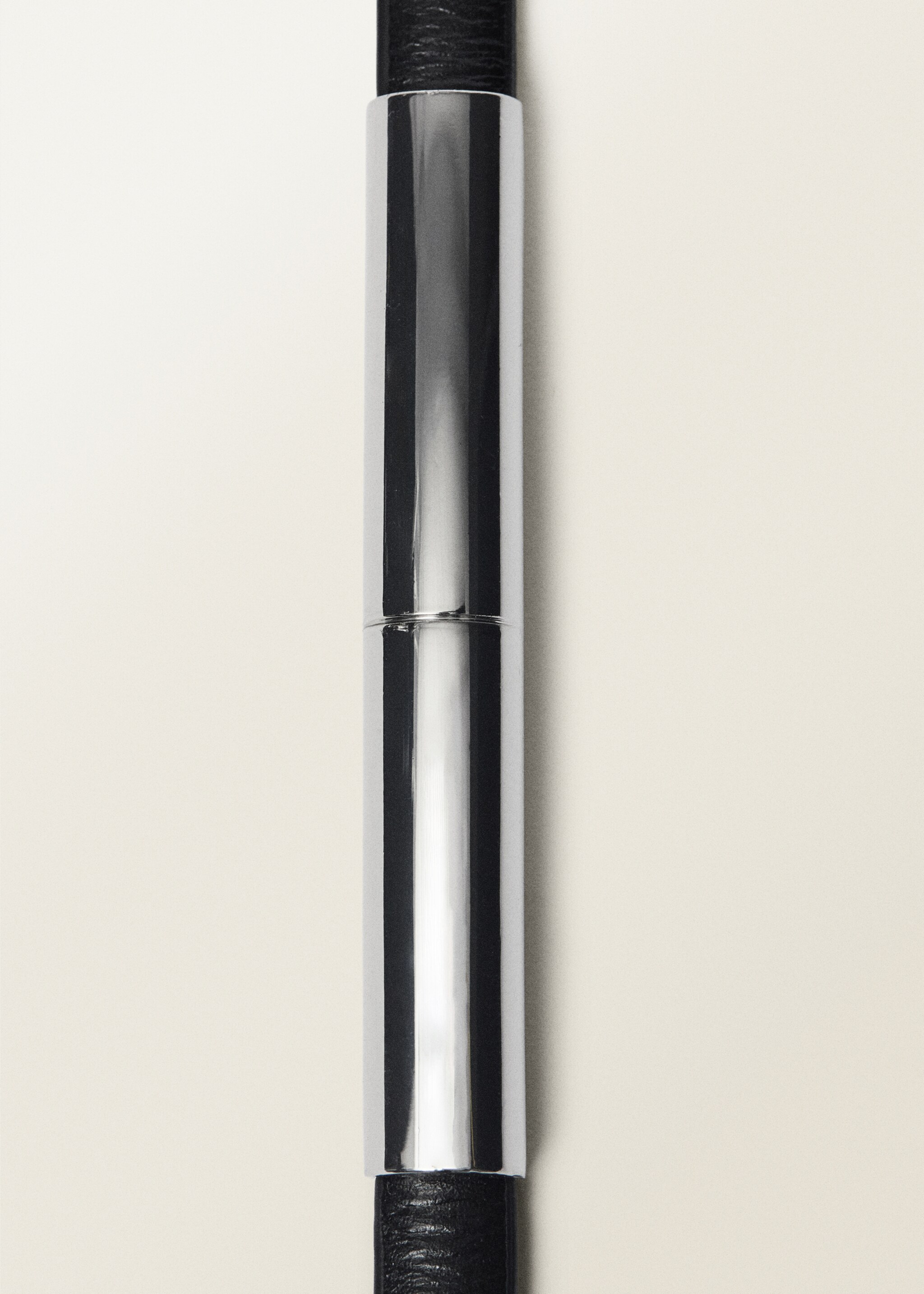 Schmaler Ledergürtel mit Metallteil - Mittlere Ansicht, Schwarz. Ref: 87047711-00.