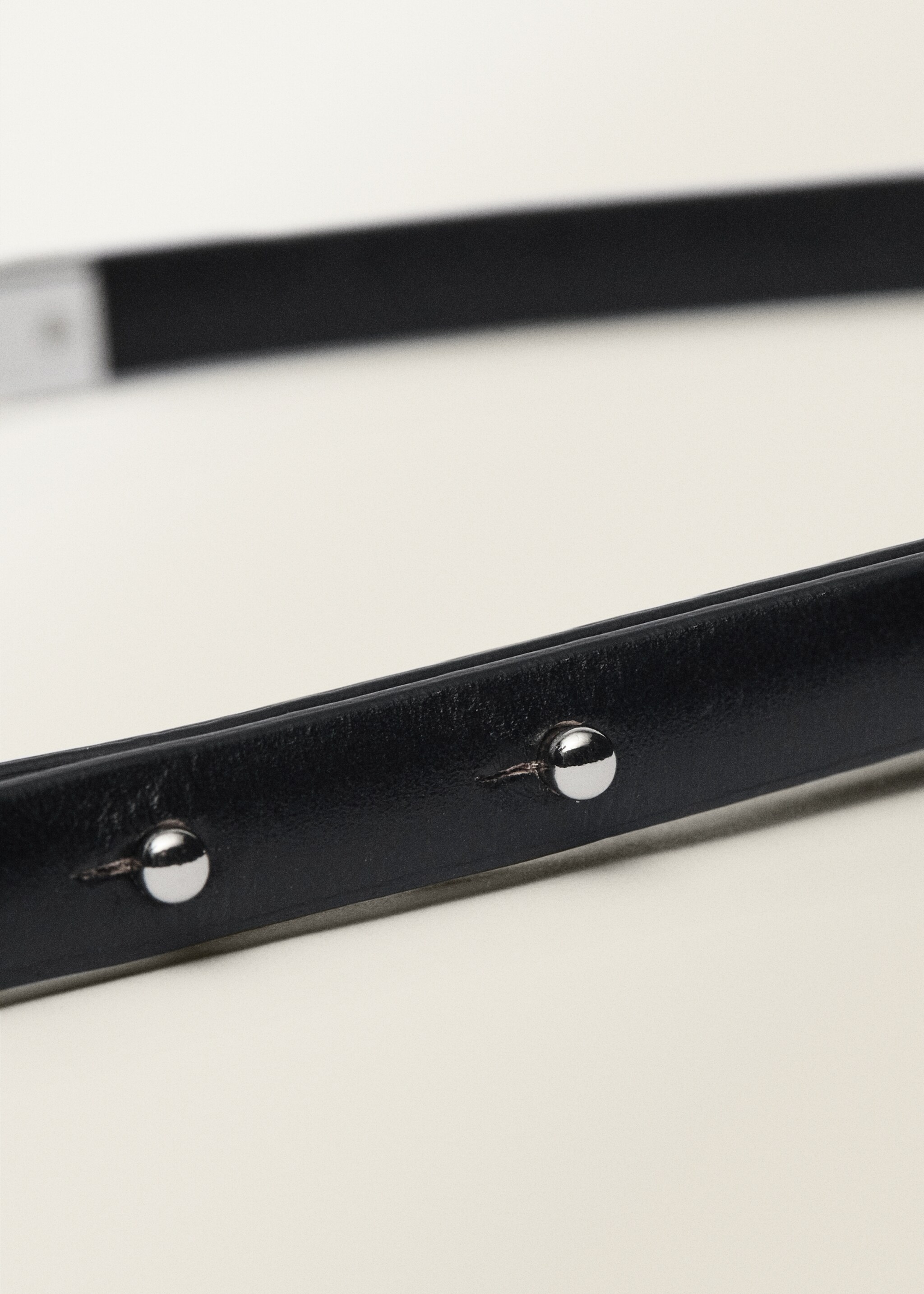 Schmaler Ledergürtel mit Metallteil - Detail des Artikels 1, Schwarz. Ref: 87047711-00.