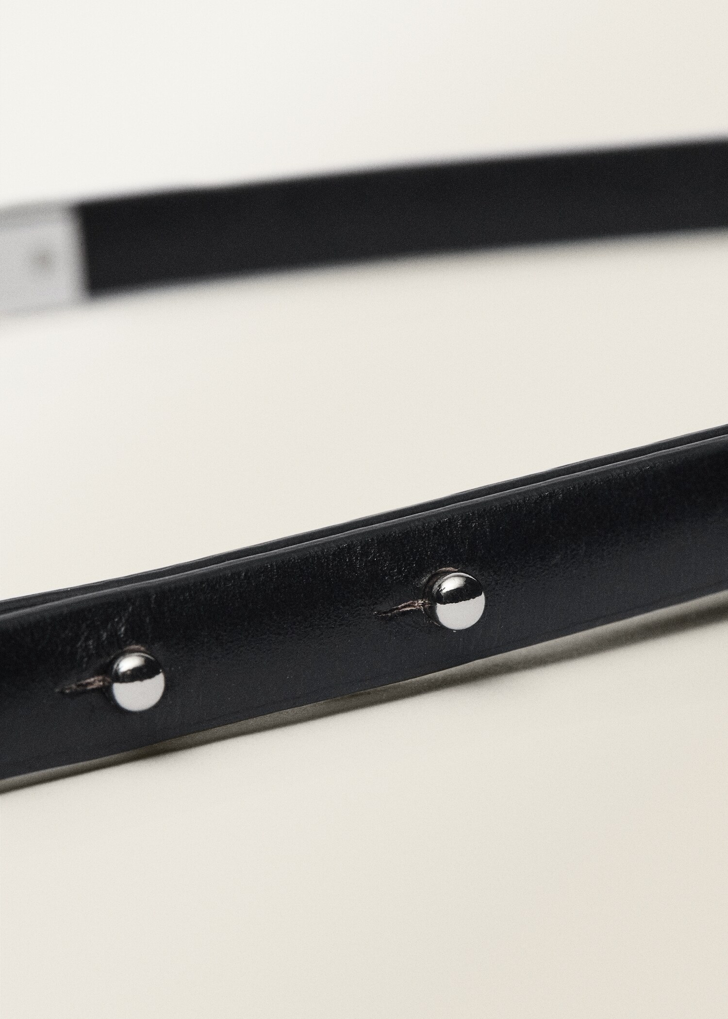 Thin leather belt with metal piece - Details of the article 1