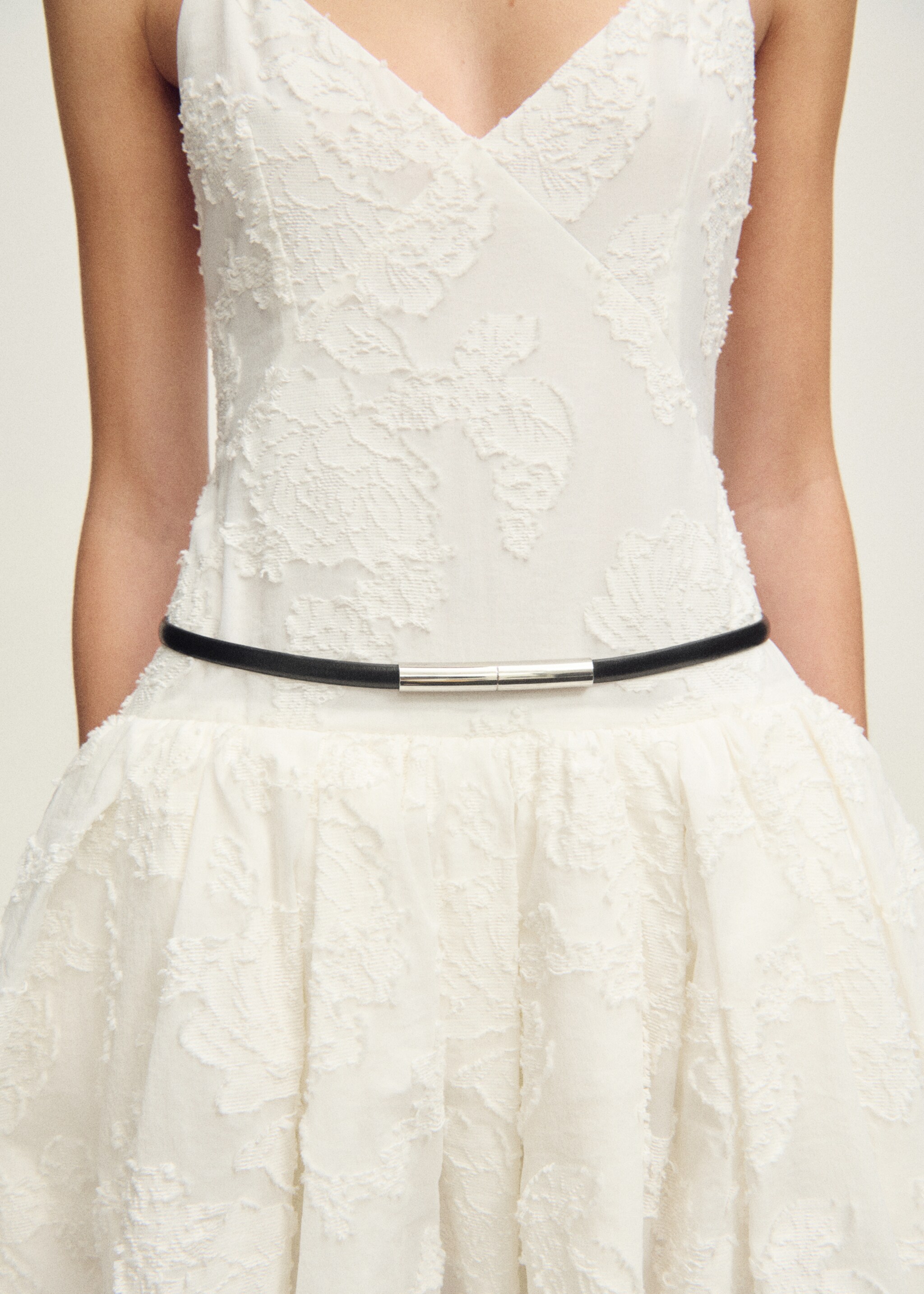 Schmaler Ledergürtel mit Metallteil - Detail des Artikels 9, Schwarz. Ref: 87047711-00.