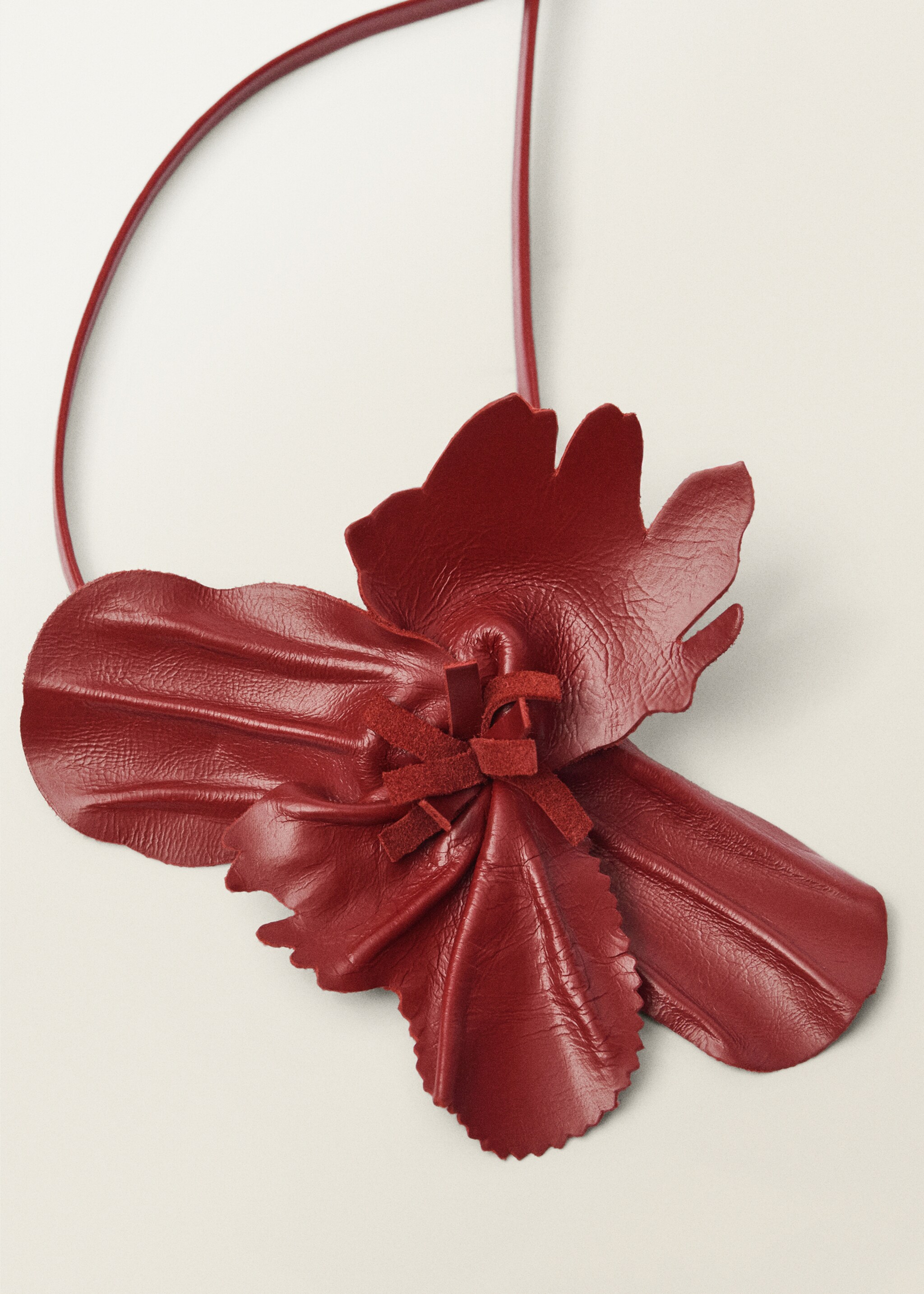 Ceinture fine en cuir avec détail floral - Plan moyen, Rouge. Ref: 87047714-00.