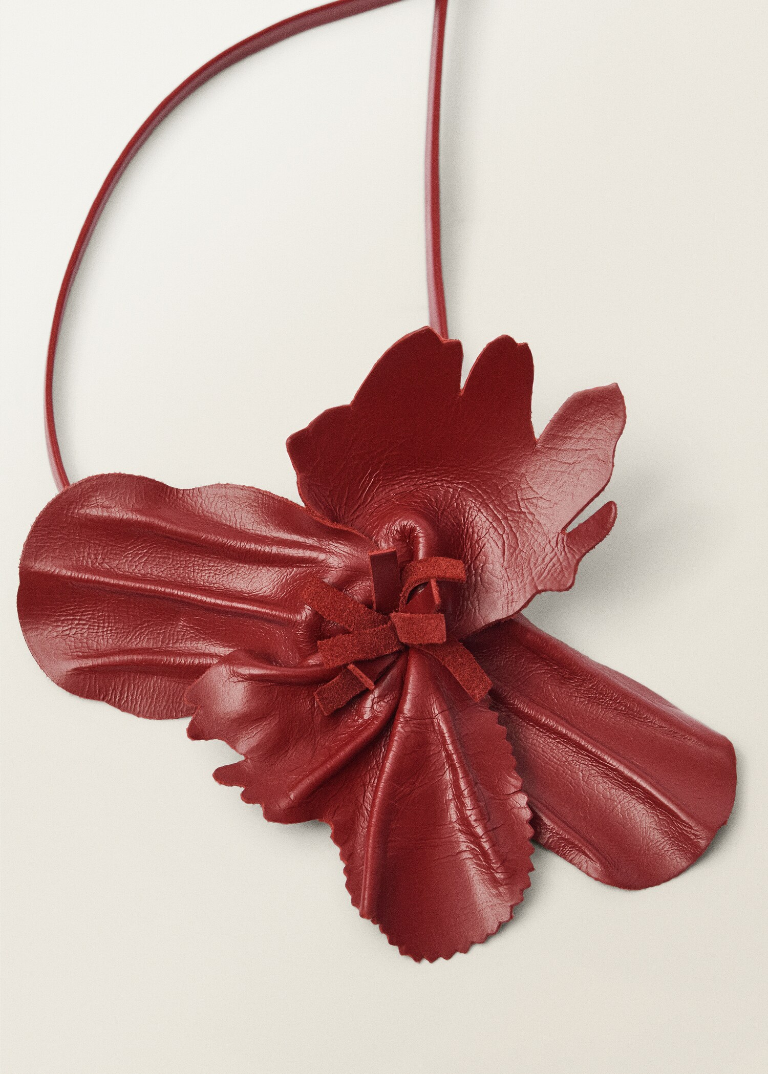 Ceinture fine en cuir avec détail floral - Plan moyen