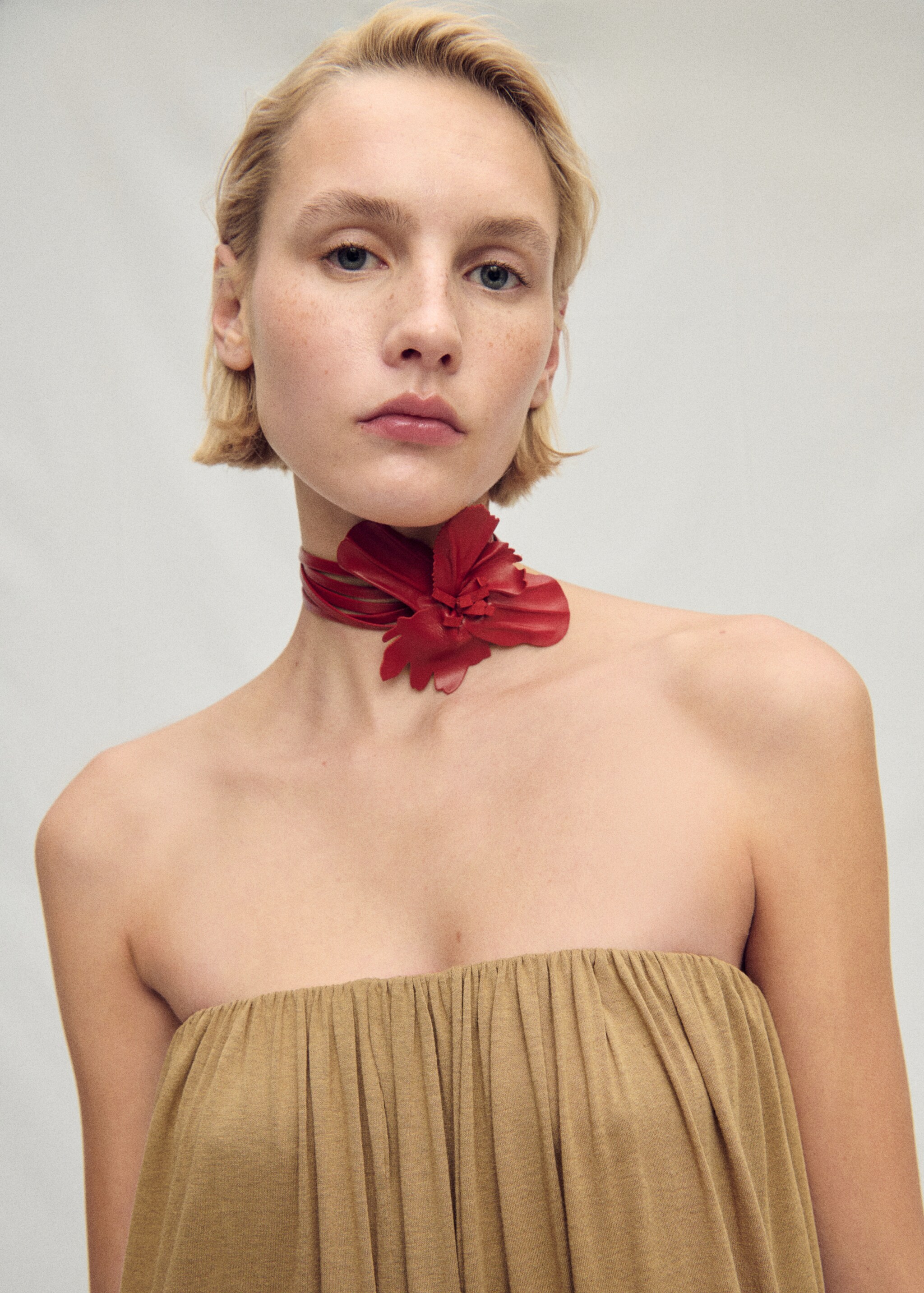 Ceinture fine en cuir avec détail floral - Détail de l'article 9, Rouge. Ref: 87047714-00.