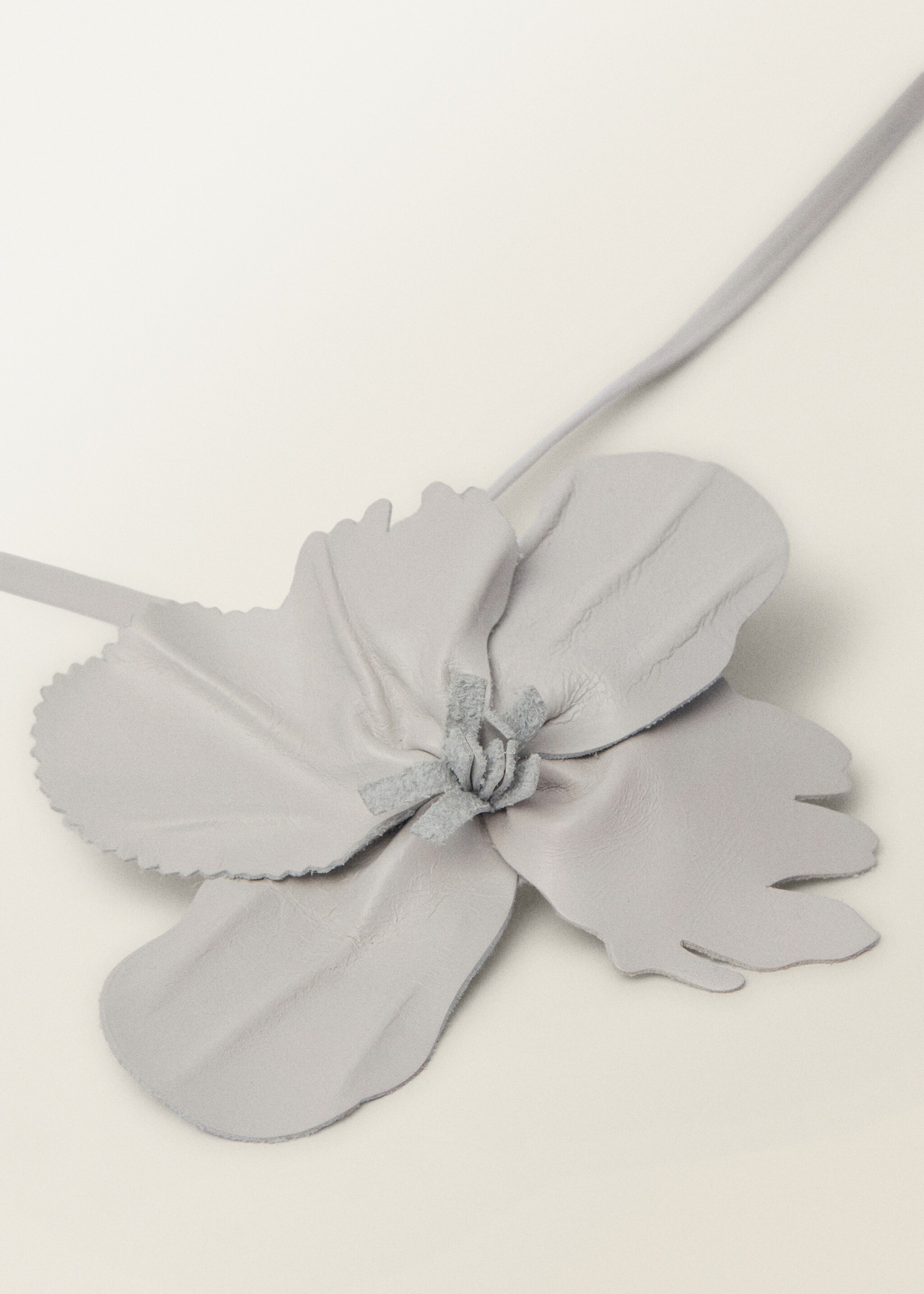 Dunne leren riem met bloemdetail - Middenvlak, Grijs. Ref: 87047714-00.