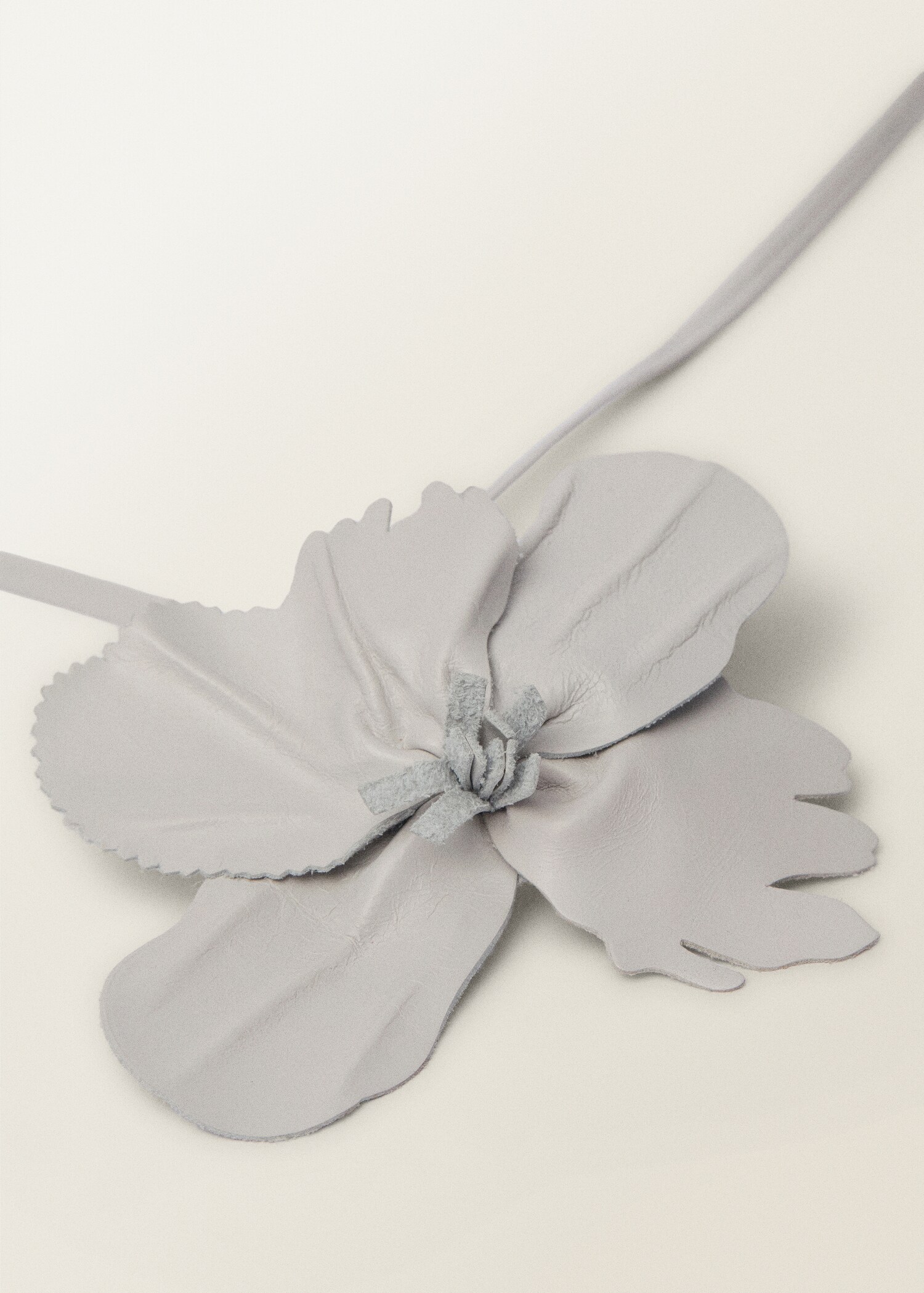 Ceinture fine en cuir avec détail floral - Plan moyen