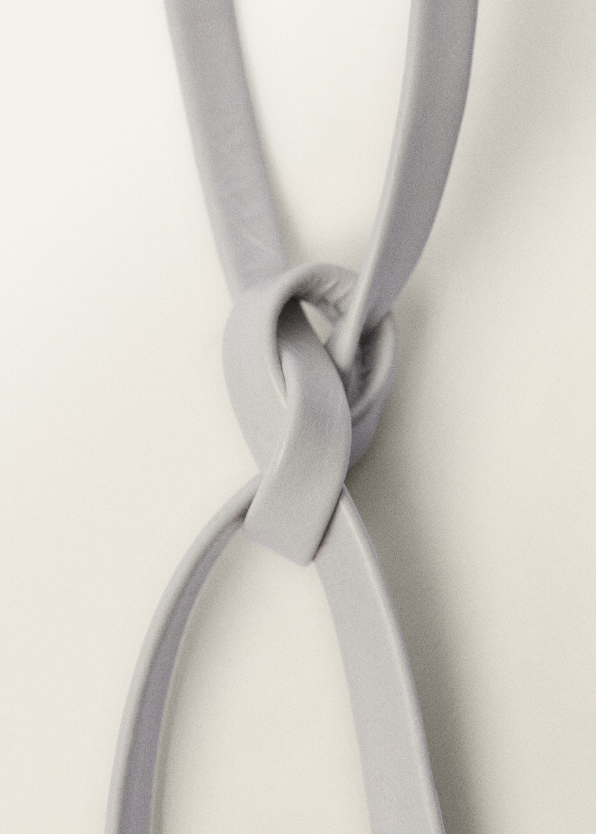 Dunne leren riem met bloemdetail - Detail van het artikel 1, Grijs. Ref: 87047714-00.