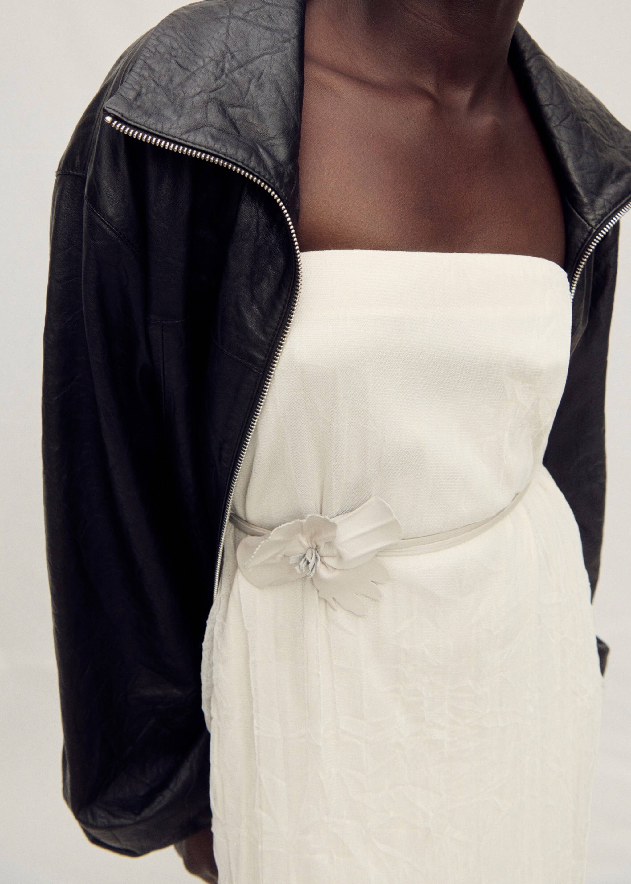 Dunne leren riem met bloemdetail - Detail van het artikel 9, Grijs. Ref: 87047714-00.