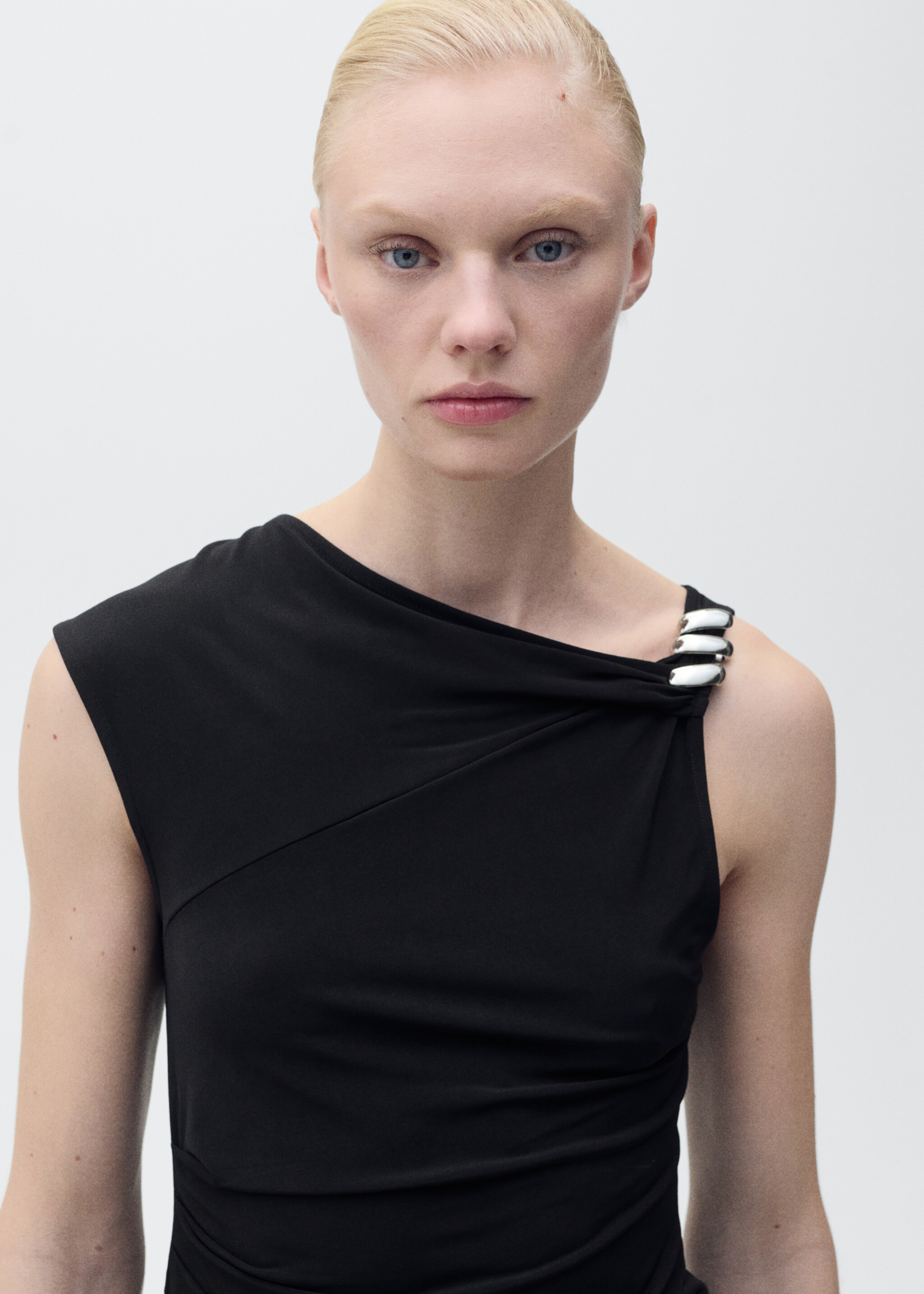 Top asimètric aplic metàl·lic - Detall de l'article 1, Negre. Ref: 87047716-00.