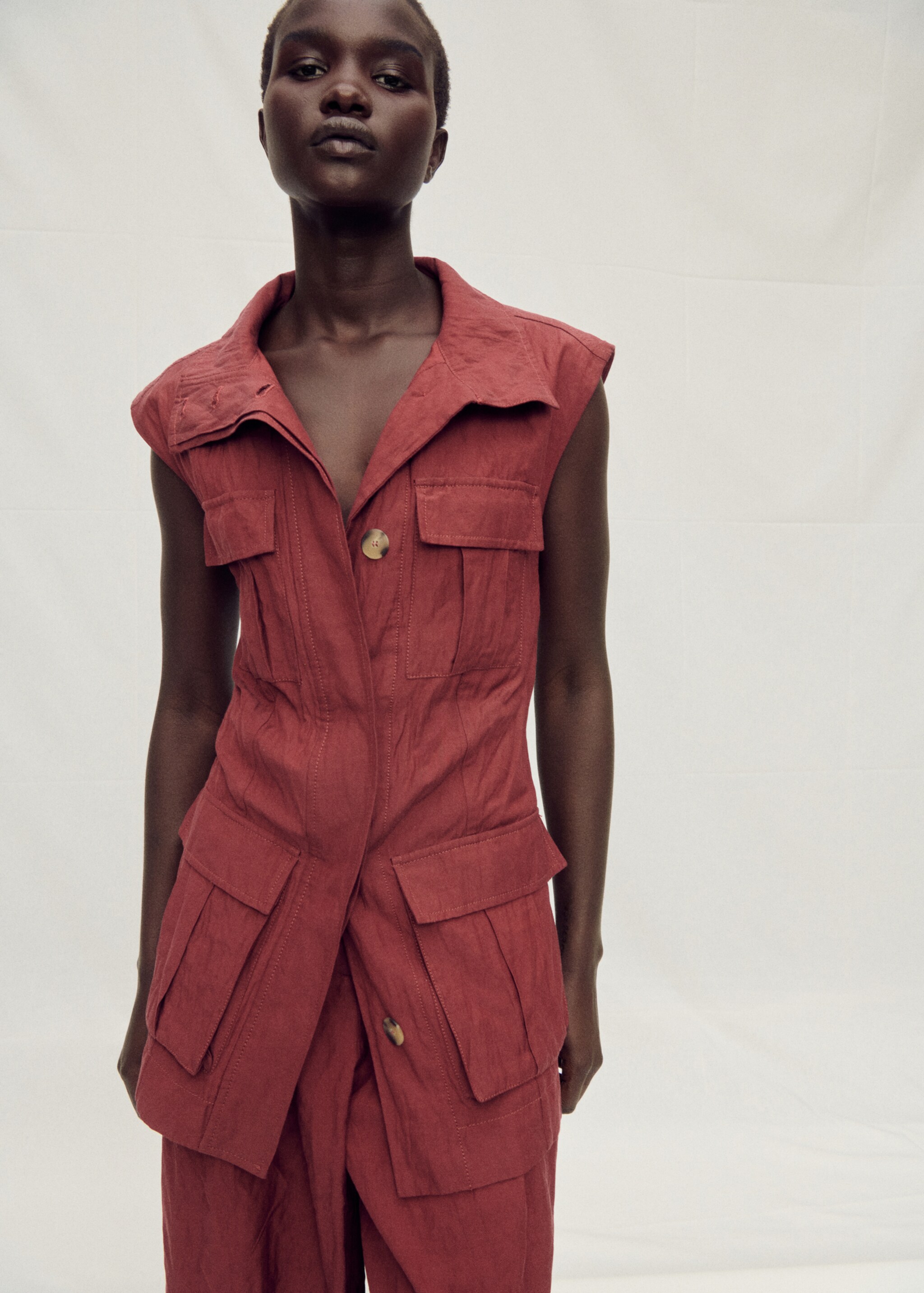 Obleková vesta se zmačkaným efektem a kapsami - Náhled ve středové rovině, Červené víno. Ref: 87047718-00.