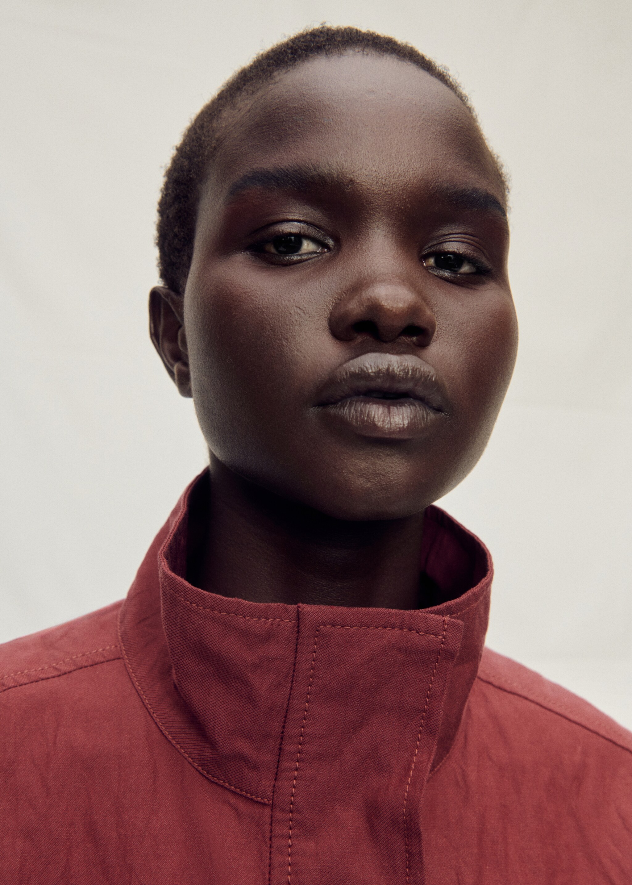 Obleková vesta se zmačkaným efektem a kapsami - Detail zboží 1, Červené víno. Ref: 87047718-00.