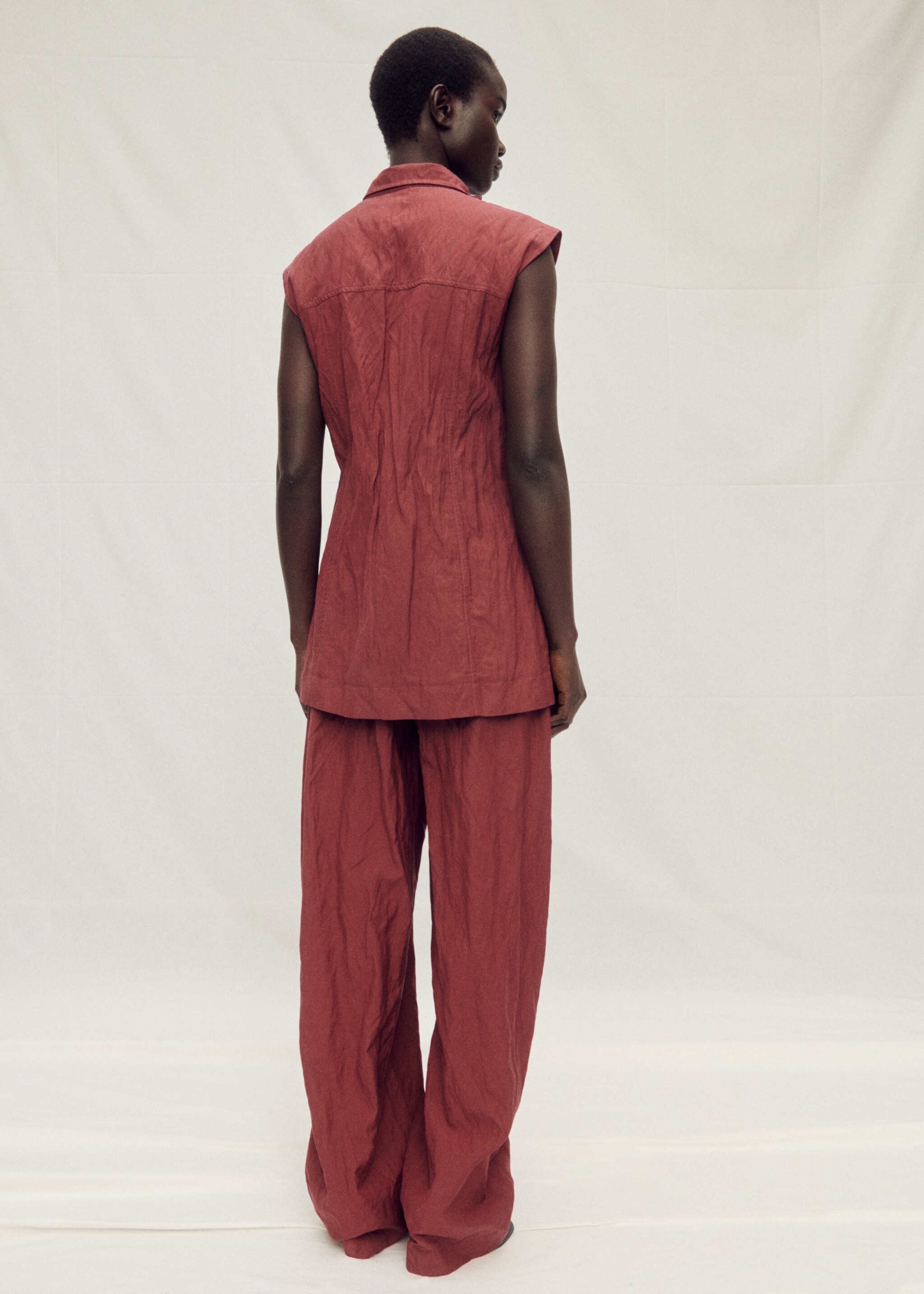 Obleková vesta se zmačkaným efektem a kapsami - Zadní strana zboží, Červené víno. Ref: 87047718-00.