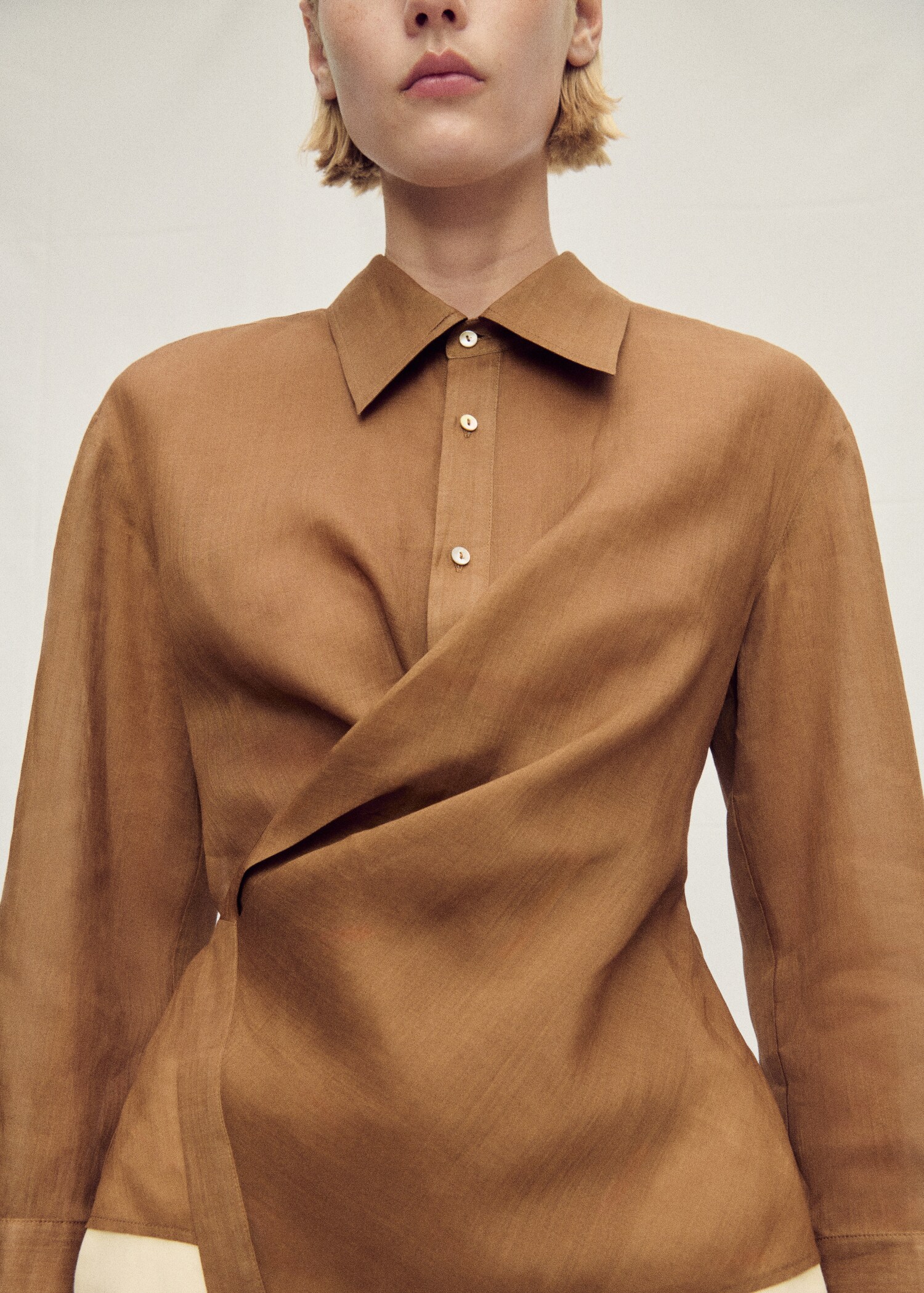 Ramie shirt with asymmetrical closure - Medium plane