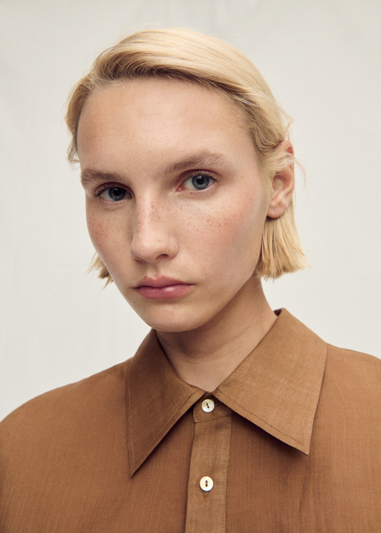 Ramie shirt with asymmetrical closure - Details of the article 2