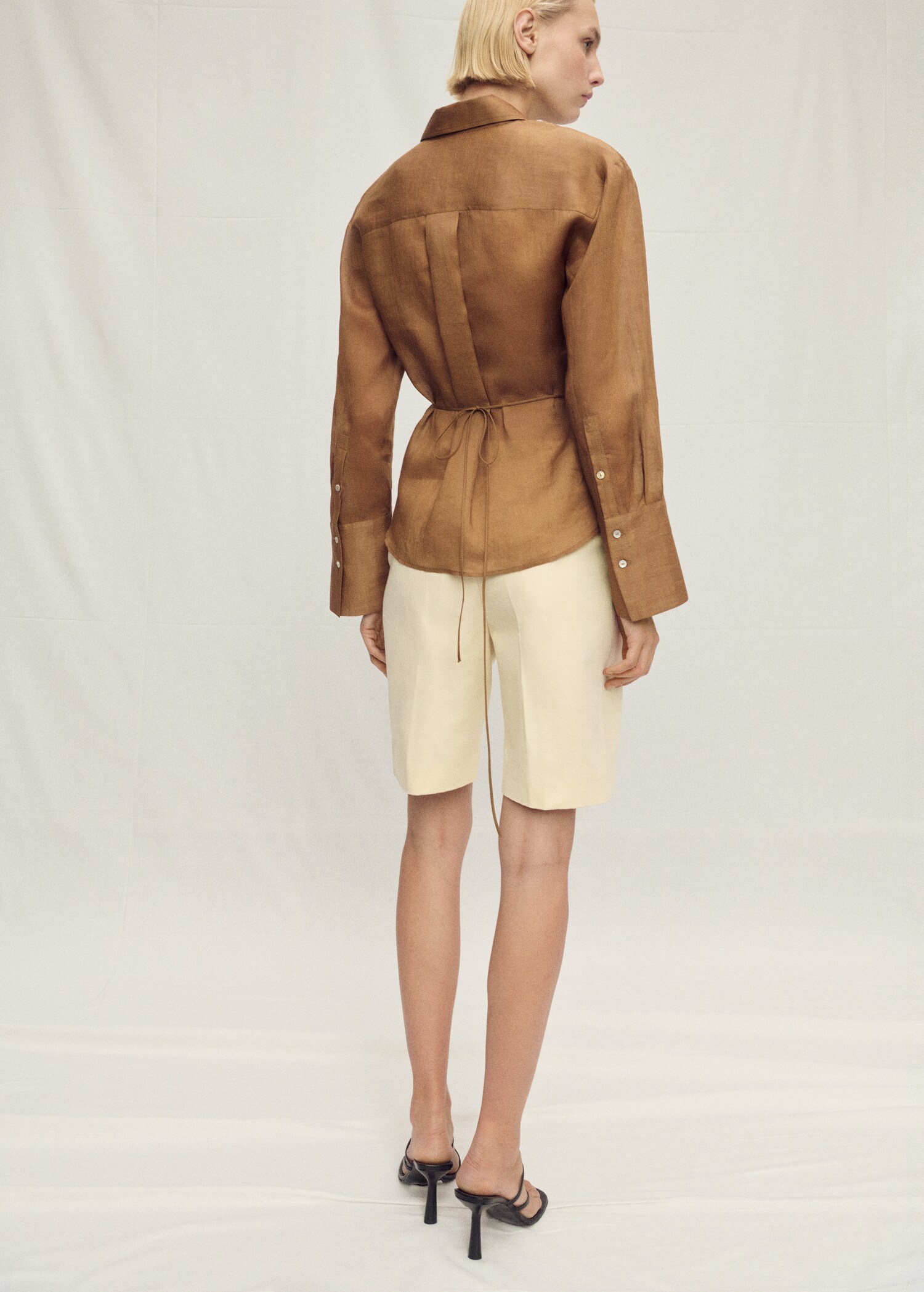 Ramie shirt with asymmetrical closure - Reverse of the article