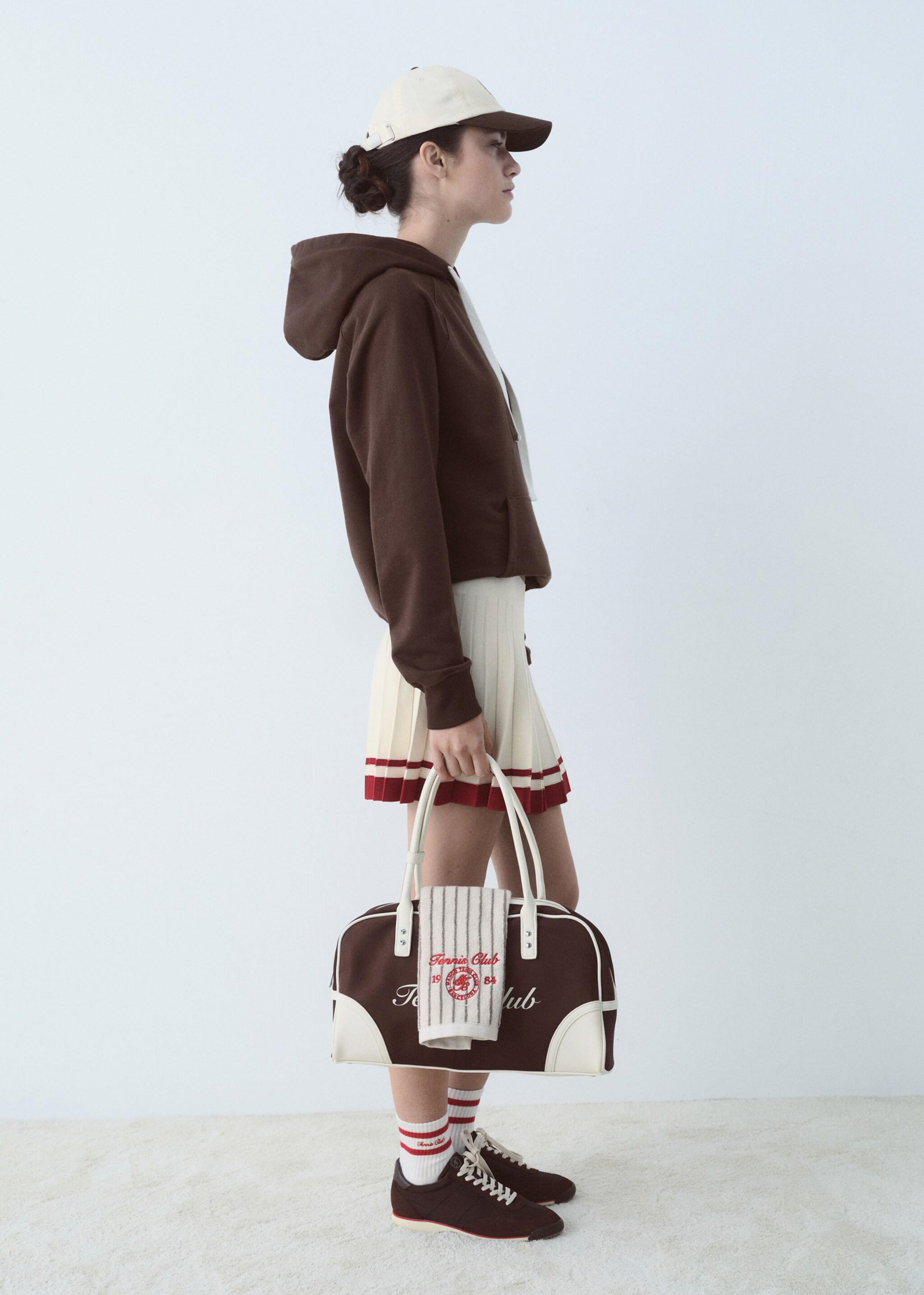 Hooded sweatshirt with printed message - Details of the article 2, Brown. Ref: 87047905-00.