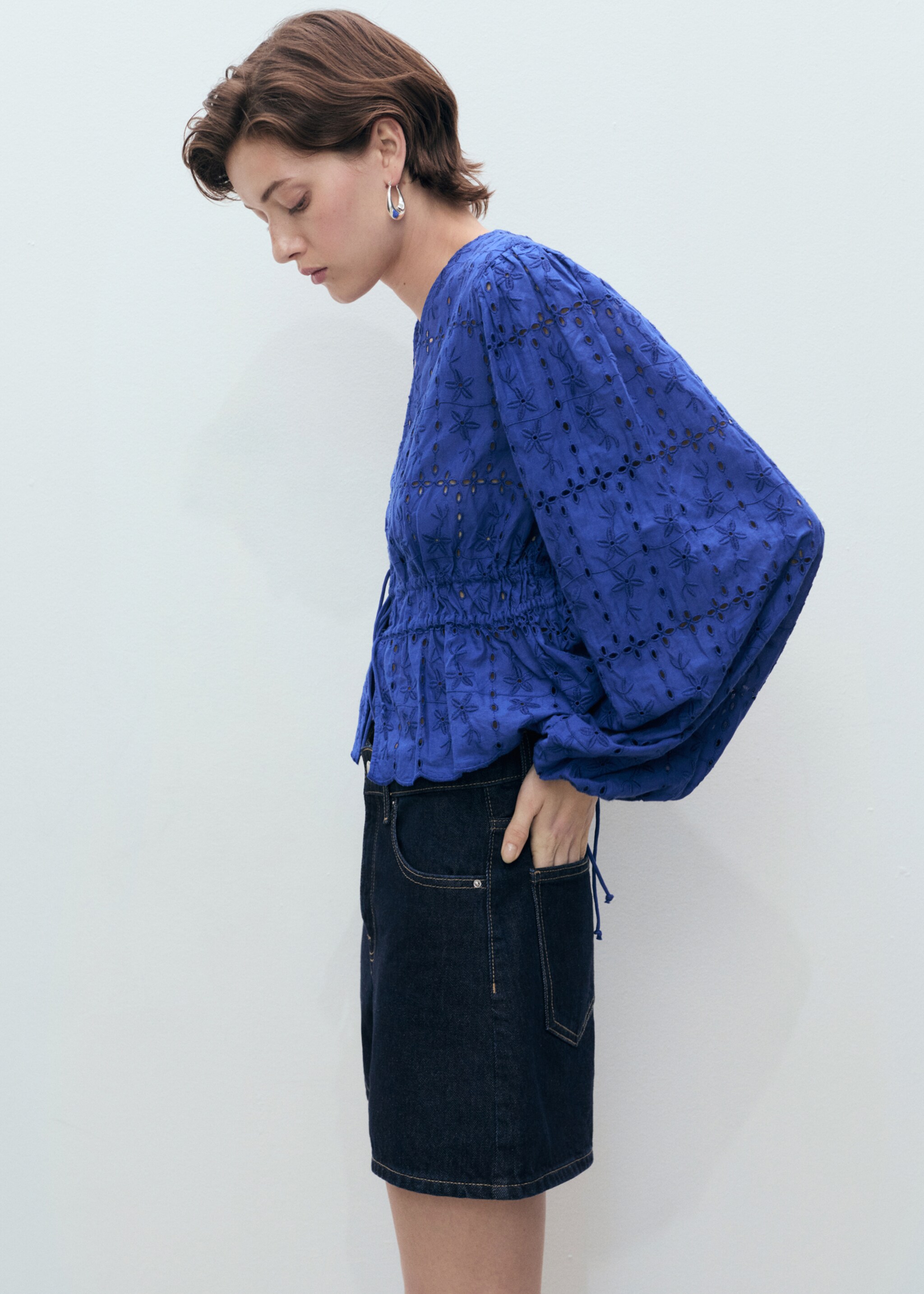 Blouse broderie anglaise à nœuds - Plan moyen, Bleu. Ref: 87048649-00.