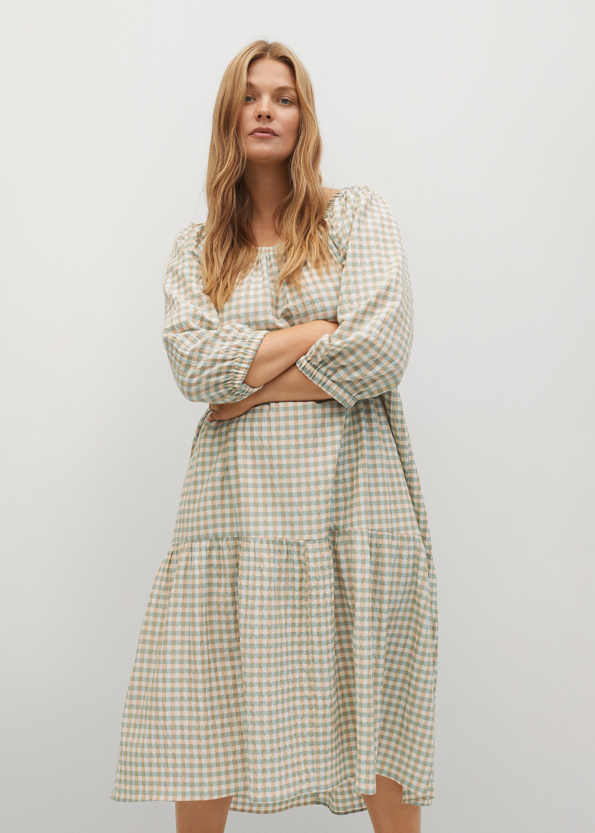Vestido midi cuadros - Plano medio