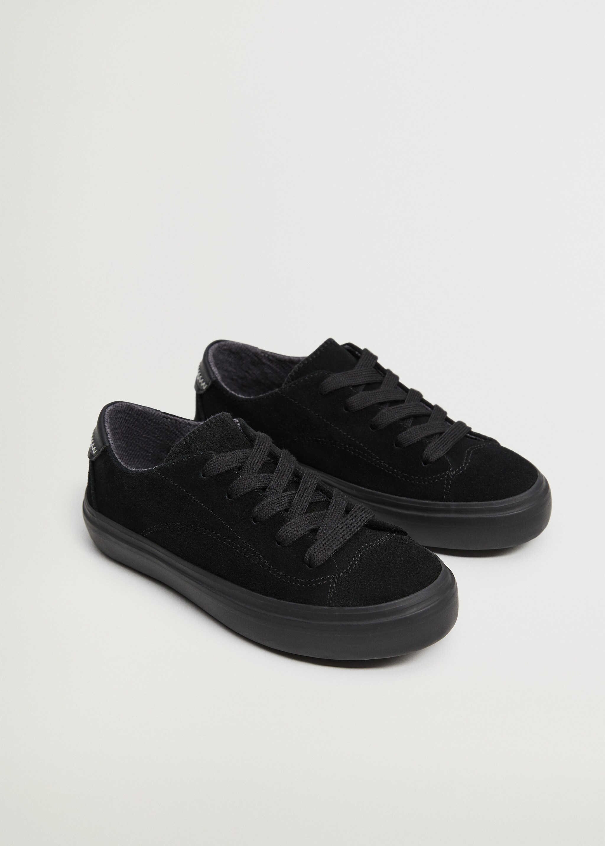 Deportiva ante cordones - Plano medio