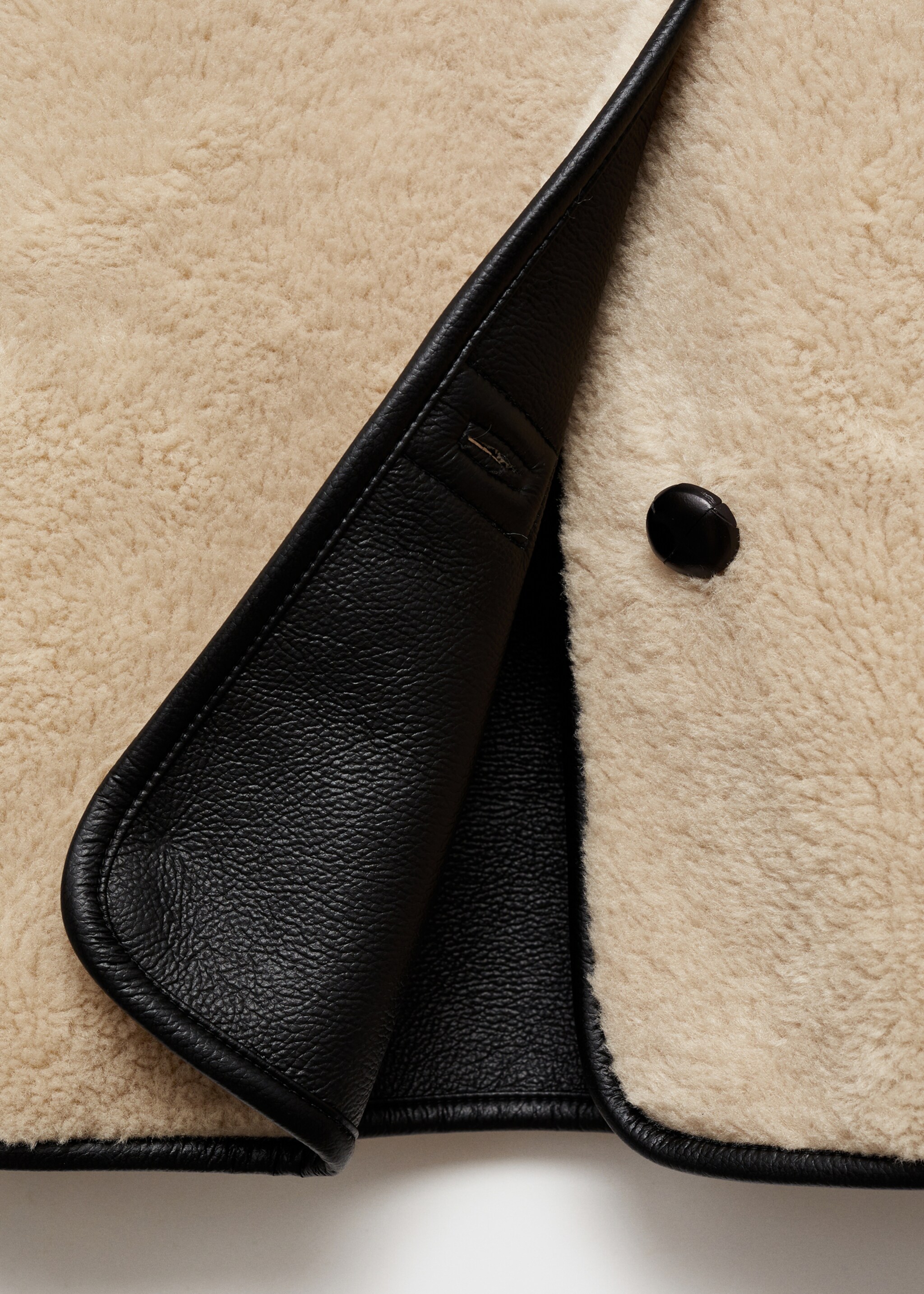 Abrigo corto efecto pelo - Detalle del artículo 0, Crudo. Ref: 87050232-00.