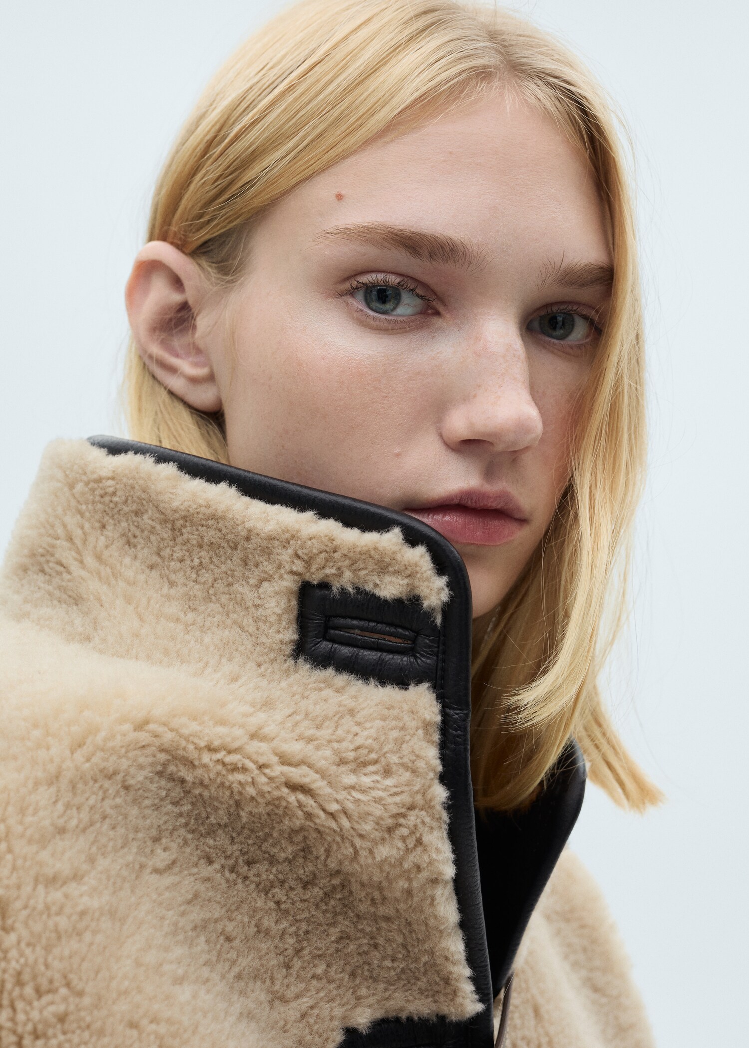 Short faux-fur coat - Details of the article 1