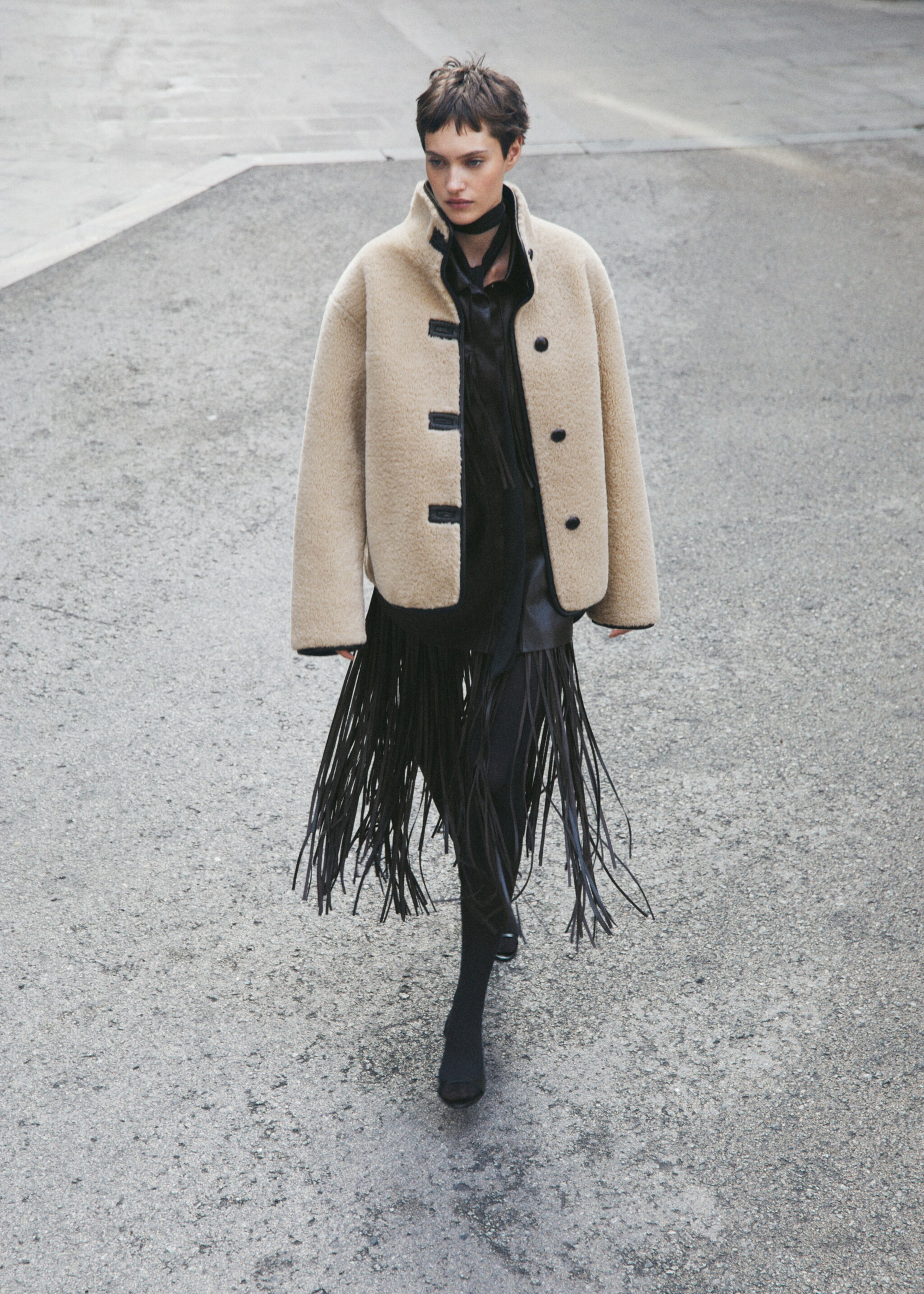 Abrigo corto efecto pelo - Detalle del artículo 6, Crudo. Ref: 87050232-00.