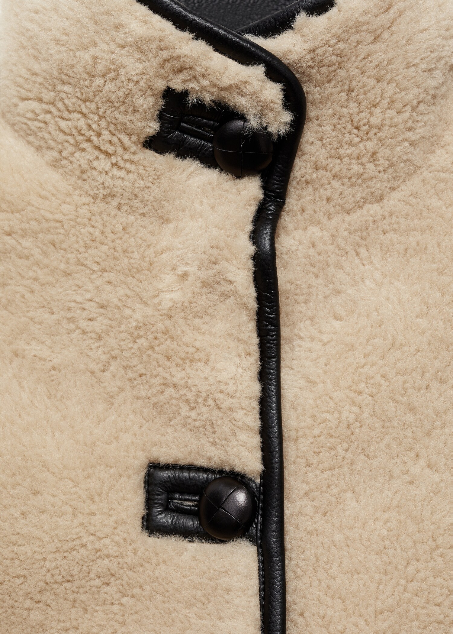 Short faux-fur coat - Details of the article 8
