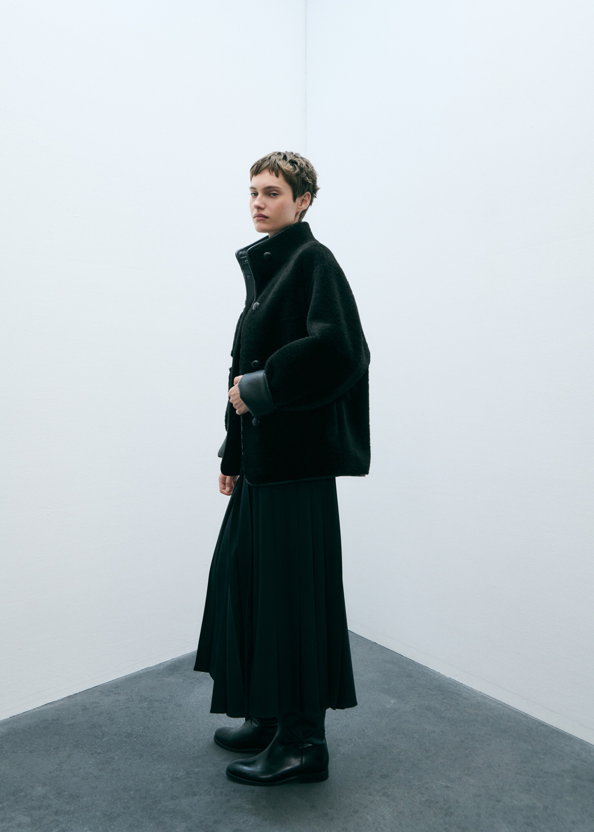 Short faux-fur coat - Details of the article 6, Black. Ref: 87050232-00.