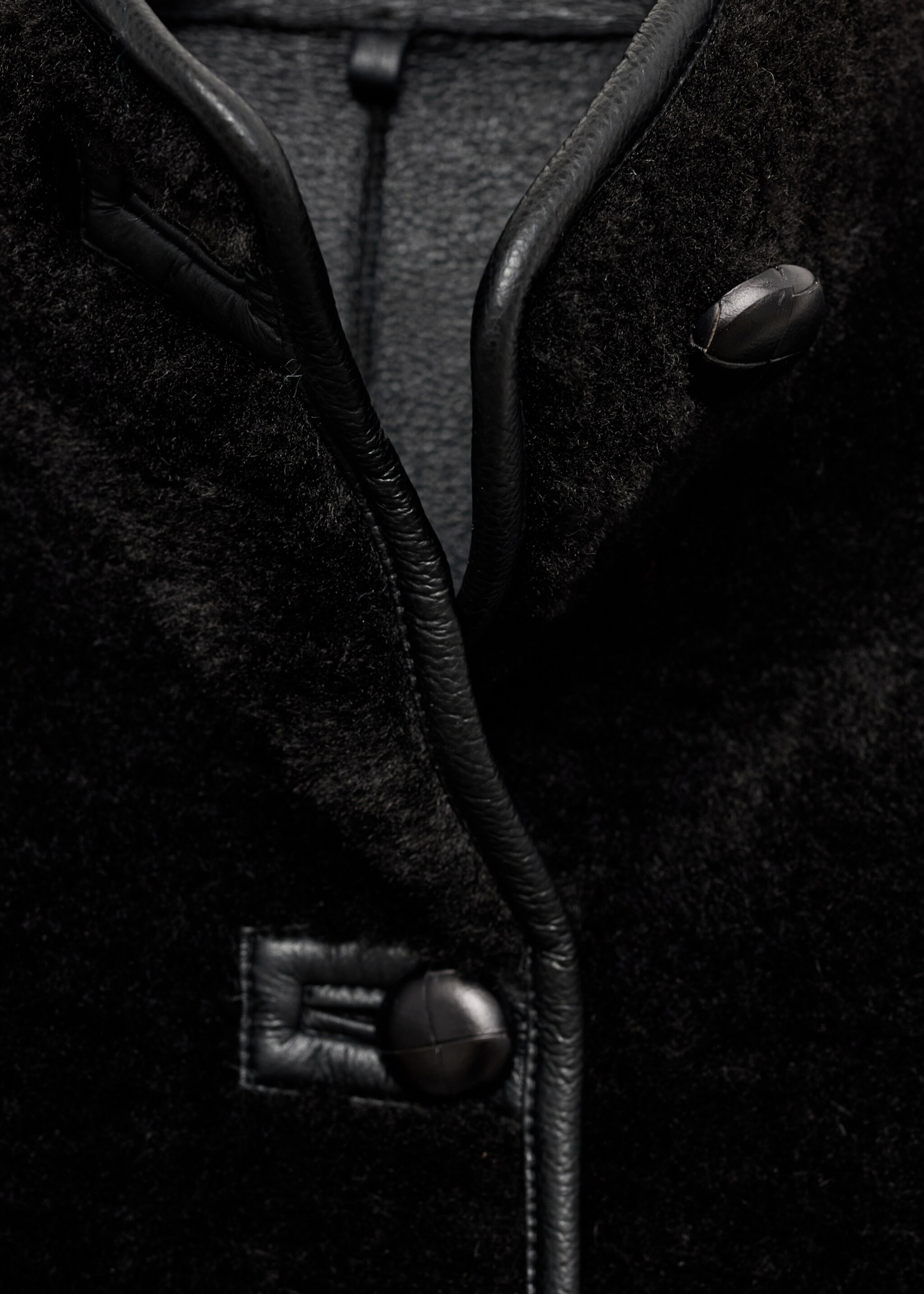 Short faux-fur coat - Details of the article 8, Black. Ref: 87050232-00.
