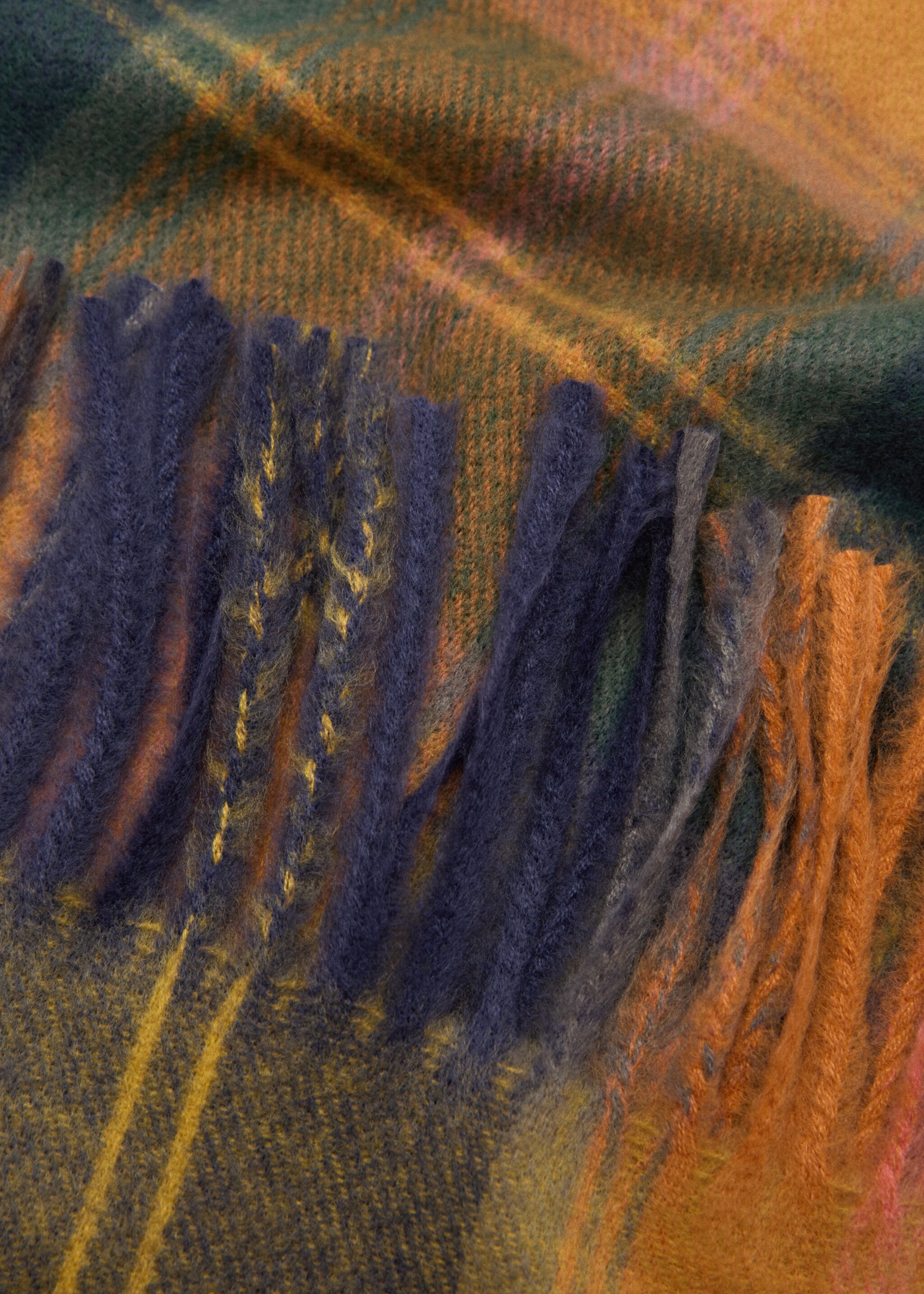 Check scarf with fringed ends - Plan moyen, Orange. Ref: 87050258-00.
