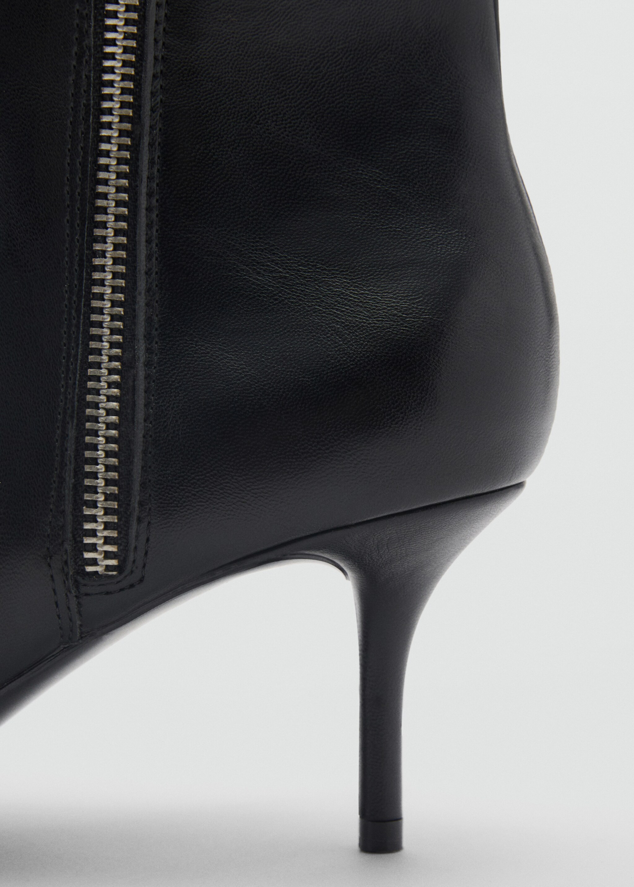 Pointed boots with zip - Details of the article 2, Black. Ref: 87050290-00.