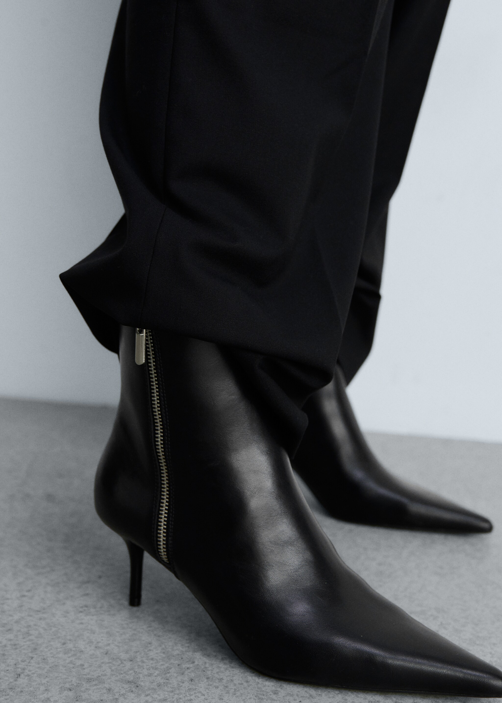 Pointed boots with zip - Details of the article 9, Black. Ref: 87050290-00.