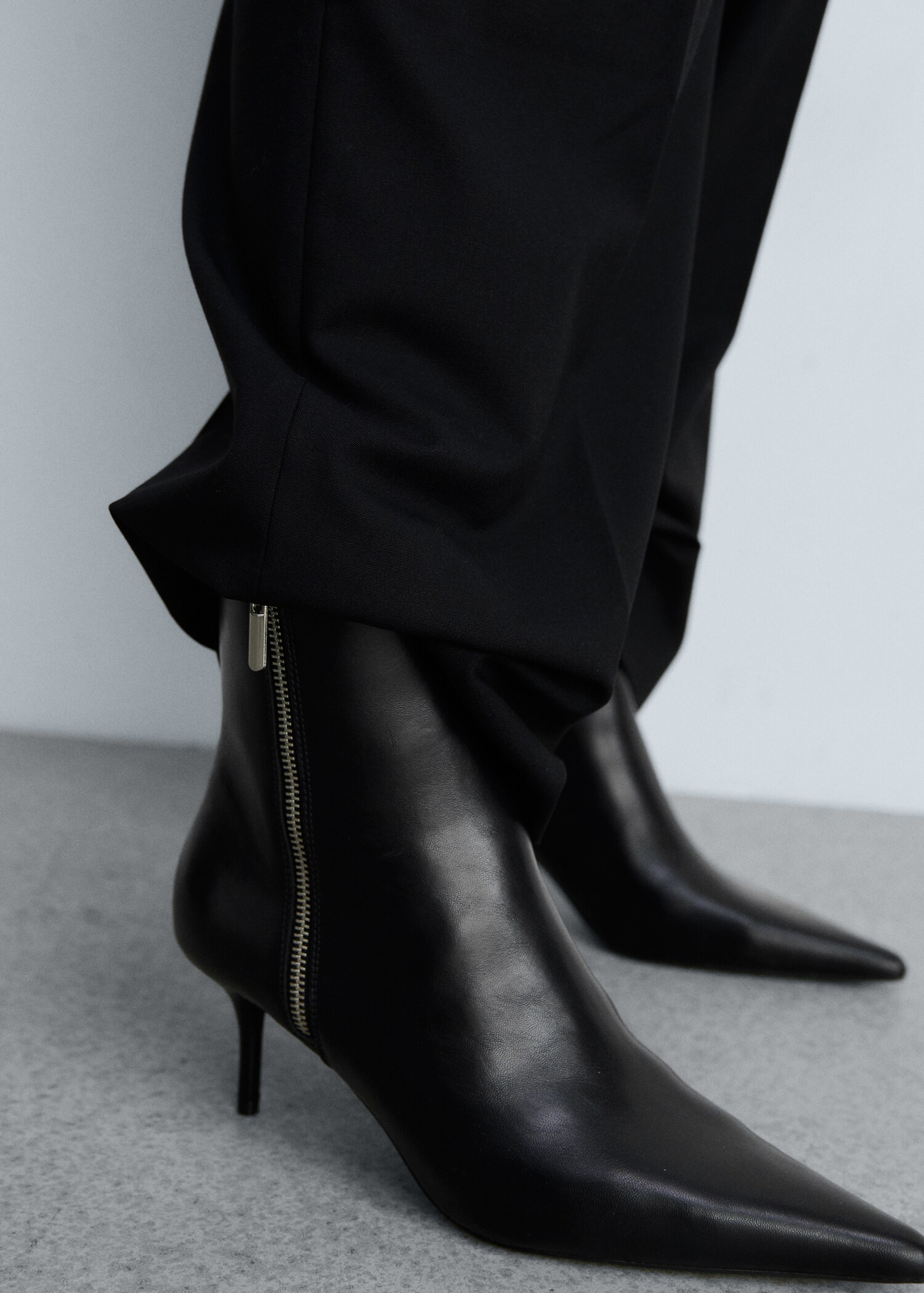 Pointed boots with zip - Details of the article 9