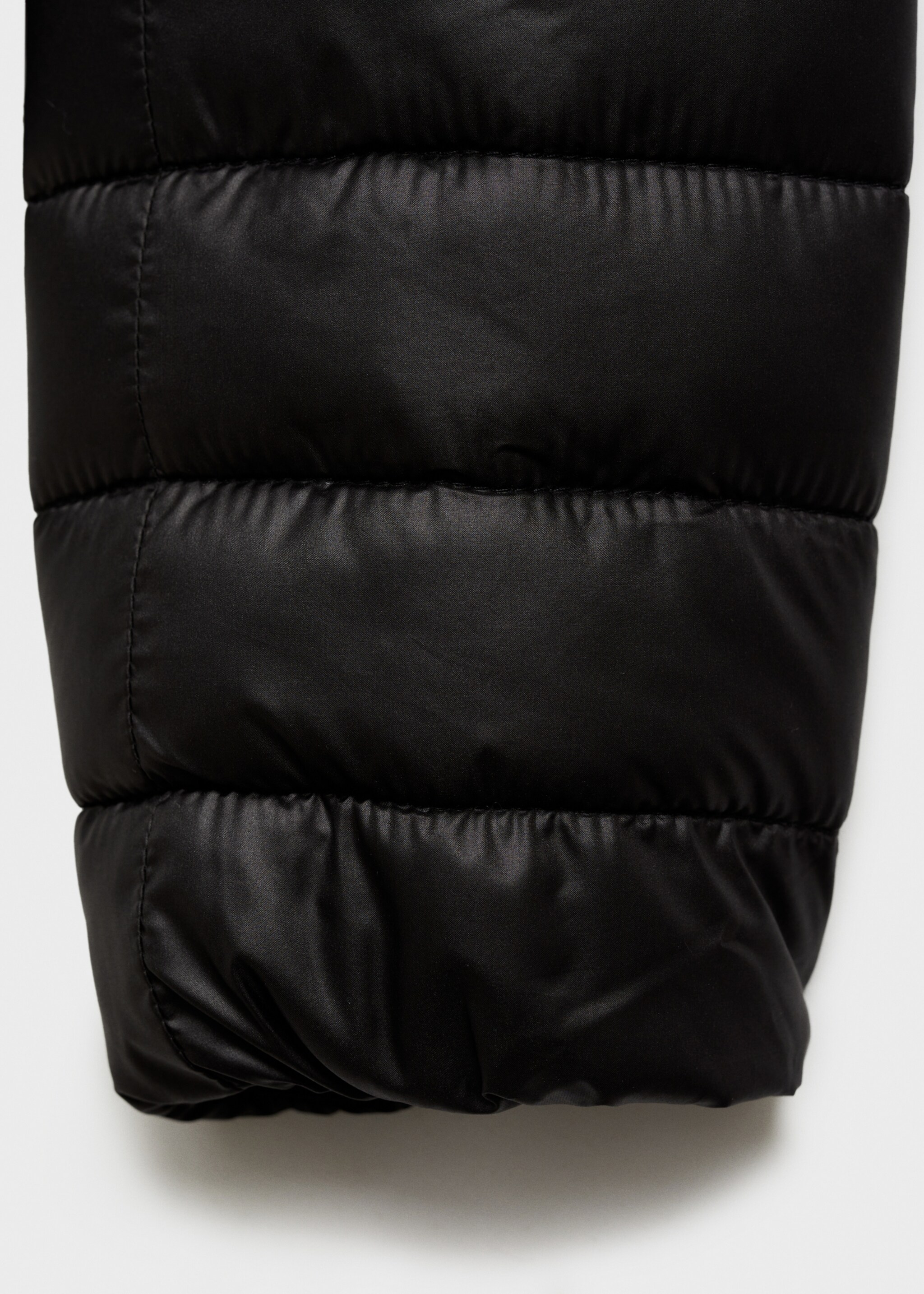 Kurzer Steppanorak mit Taschen - Detail des Artikels 0, Schwarz. Ref: 87050349-00.